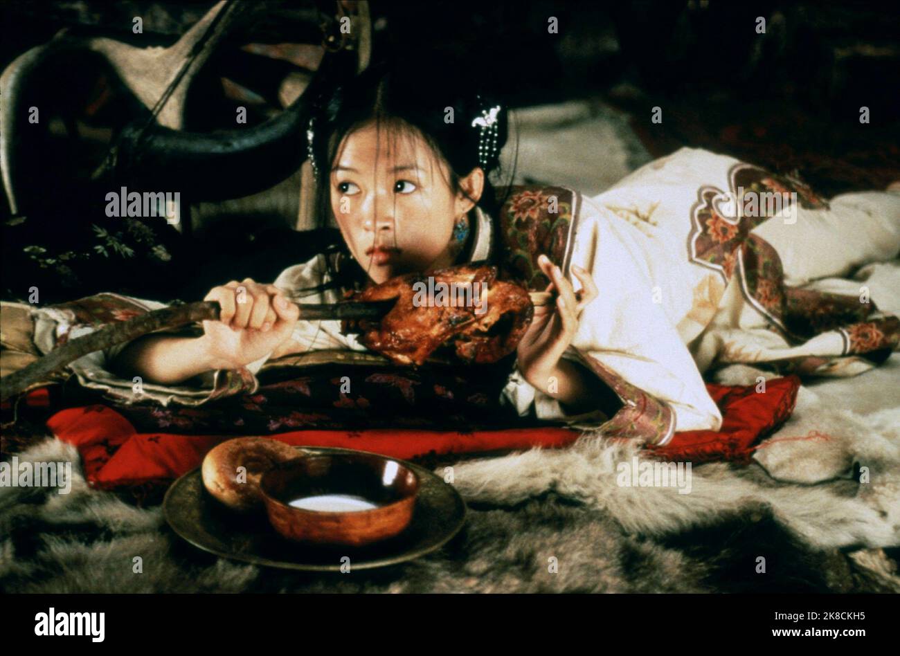 Zhang Ziyi film: Crouching Tiger, Hidden Dragon (WO hu cang long) TW/CHN/HK/USA 2000, Directeur: ANG Lee 18 mai 2000 **AVERTISSEMENT** cette photographie est destinée à un usage éditorial exclusif et est protégée par les droits d'auteur de SONY PICTURES CLASSIQUES et/ou du photographe attribué par la société film ou production et ne peut être reproduite que par des publications dans le cadre de la promotion du film ci-dessus. Un crédit obligatoire pour LES CLASSIQUES SONY PICTURES est requis. Le photographe doit également être crédité lorsqu'il est connu. Aucune utilisation commerciale ne peut être accordée sans l'autorisation écrite de la Société du film. Banque D'Images