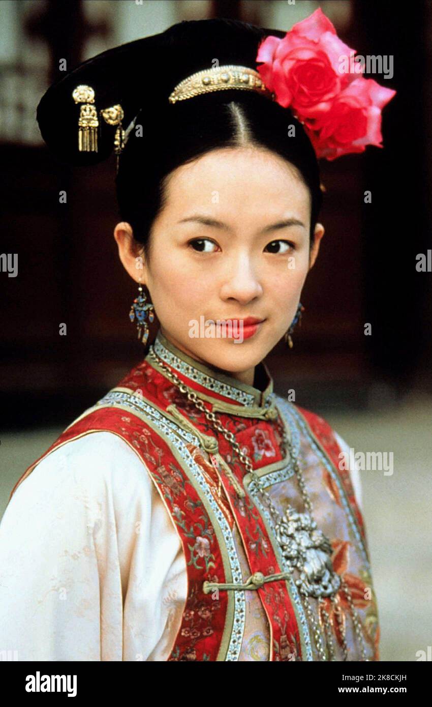 Zhang Ziyi film: Crouching Tiger, Hidden Dragon (WO hu cang long) TW/CHN/HK/USA 2000, Directeur: ANG Lee 18 mai 2000 **AVERTISSEMENT** cette photographie est destinée à un usage éditorial exclusif et est protégée par les droits d'auteur de SONY PICTURES CLASSIQUES et/ou du photographe attribué par la société film ou production et ne peut être reproduite que par des publications dans le cadre de la promotion du film ci-dessus. Un crédit obligatoire pour LES CLASSIQUES SONY PICTURES est requis. Le photographe doit également être crédité lorsqu'il est connu. Aucune utilisation commerciale ne peut être accordée sans l'autorisation écrite de la Société du film. Banque D'Images