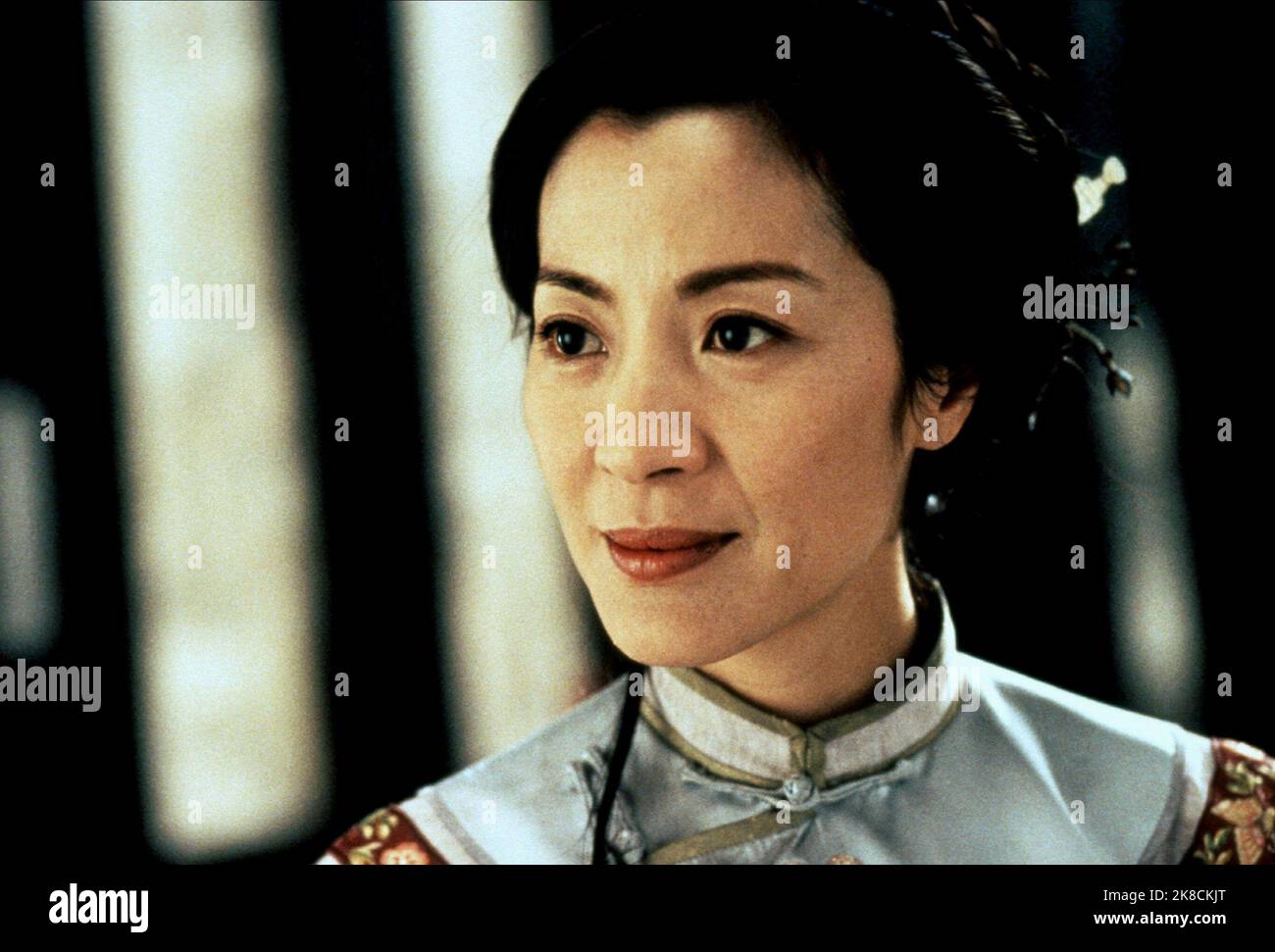Michelle Yeoh film: Crouching Tiger, Hidden Dragon (WO hu cang long) personnages: Yu Shu lien TW/CHN/HK/USA 2000, Directeur: ANG Lee 18 mai 2000 **AVERTISSEMENT** cette photographie est destinée à un usage éditorial exclusif et est protégée par les droits d'auteur de SONY PICTURES CLASSIQUES et/ou du photographe attribué par la société film ou production et ne peut être reproduite que par des publications dans le cadre de la promotion du film ci-dessus. Un crédit obligatoire pour LES CLASSIQUES SONY PICTURES est requis. Le photographe doit également être crédité lorsqu'il est connu. Aucune utilisation commerciale ne peut être accordée sans l'autorisation écrite de film Compas Banque D'Images