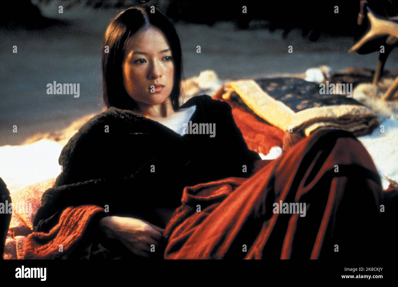 Zhang Ziyi film: Crouching Tiger, Hidden Dragon (WO hu cang long) personnages: Jen Yu (version mandarin) TW/CHN/HK/USA 2000, Directeur: ANG Lee 18 mai 2000 **AVERTISSEMENT** cette photographie est destinée à un usage éditorial exclusif et est protégée par les droits d'auteur de SONY PICTURES CLASSIQUES et/ou du photographe attribué par la société film ou production et ne peut être reproduite que par des publications dans le cadre de la promotion du film ci-dessus. Un crédit obligatoire pour LES CLASSIQUES SONY PICTURES est requis. Le photographe doit également être crédité lorsqu'il est connu. Aucune utilisation commerciale ne peut être accordée sans l'autorisation écrite du Banque D'Images