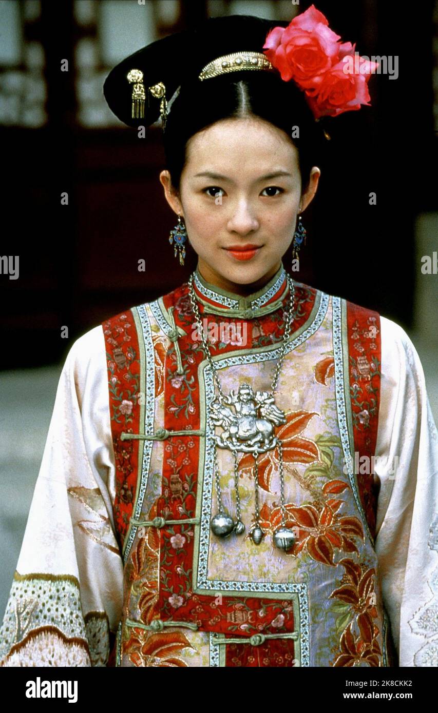 Zhang Ziyi film: Crouching Tiger, Hidden Dragon (WO hu cang long) TW/CHN/HK/USA 2000, Directeur: ANG Lee 18 mai 2000 **AVERTISSEMENT** cette photographie est destinée à un usage éditorial exclusif et est protégée par les droits d'auteur de SONY PICTURES CLASSIQUES et/ou du photographe attribué par la société film ou production et ne peut être reproduite que par des publications dans le cadre de la promotion du film ci-dessus. Un crédit obligatoire pour LES CLASSIQUES SONY PICTURES est requis. Le photographe doit également être crédité lorsqu'il est connu. Aucune utilisation commerciale ne peut être accordée sans l'autorisation écrite de la Société du film. Banque D'Images
