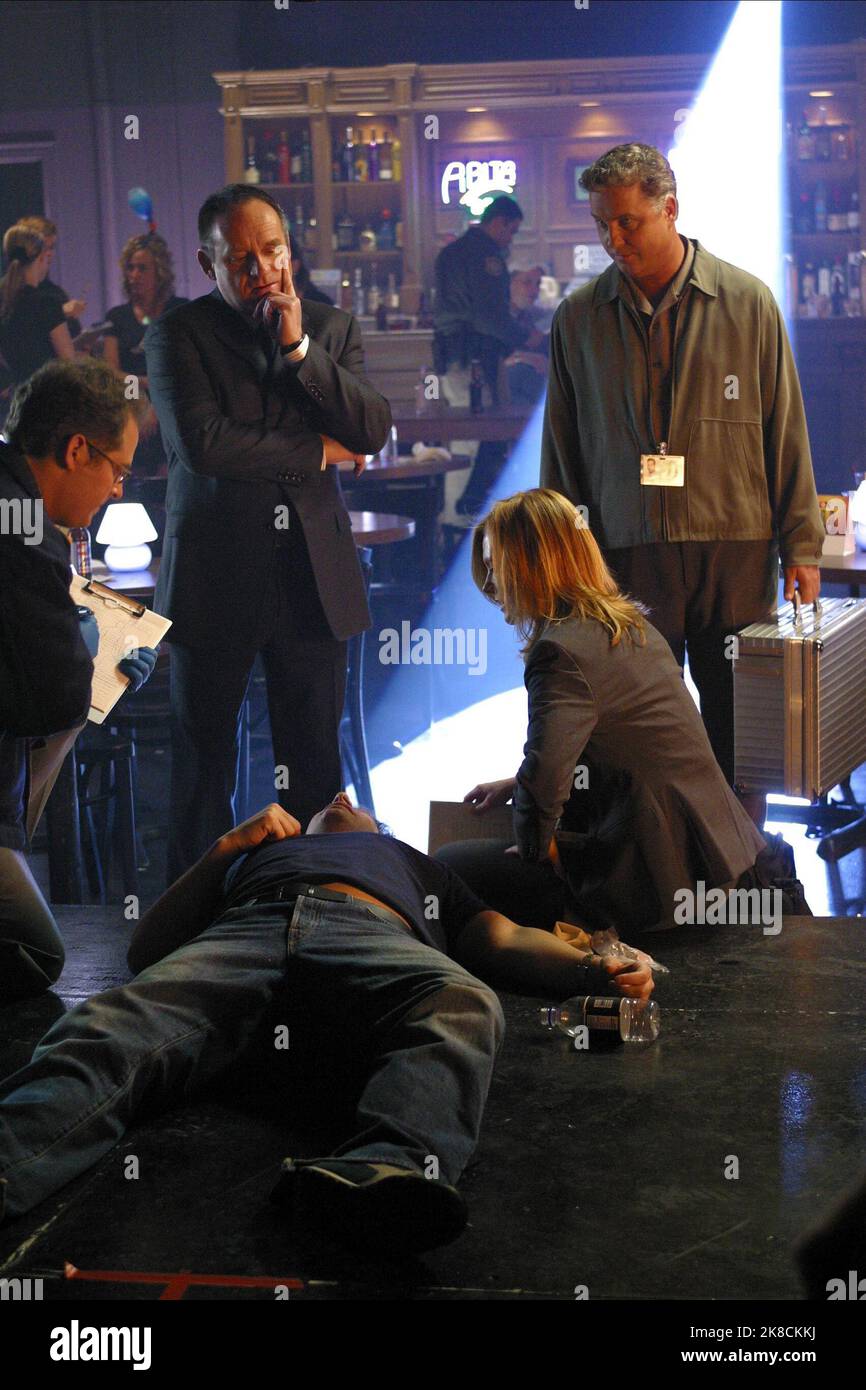 Paul GuilDoyle, Marg Helgenberger & William Petersen Television: CSI: Crime Scene Investigation; C.S.I.: Crime Scene Investigation (TV-Serie) USA/CAN 2000-2015, / Alter Titel: 'CSI - Las Vegas' 06 octobre 2000 **AVERTISSEMENT** cette photographie est destinée à un usage éditorial exclusif et est protégée par les droits d'auteur de CBS et/ou du photographe attribué par la société film ou production et ne peut être reproduite que par des publications dans le cadre de la promotion du film ci-dessus. Un crédit obligatoire pour CBS est requis. Le photographe doit également être crédité lorsqu'il est connu. Aucune utilisation commerciale ne peut être accordée sans écrit Banque D'Images