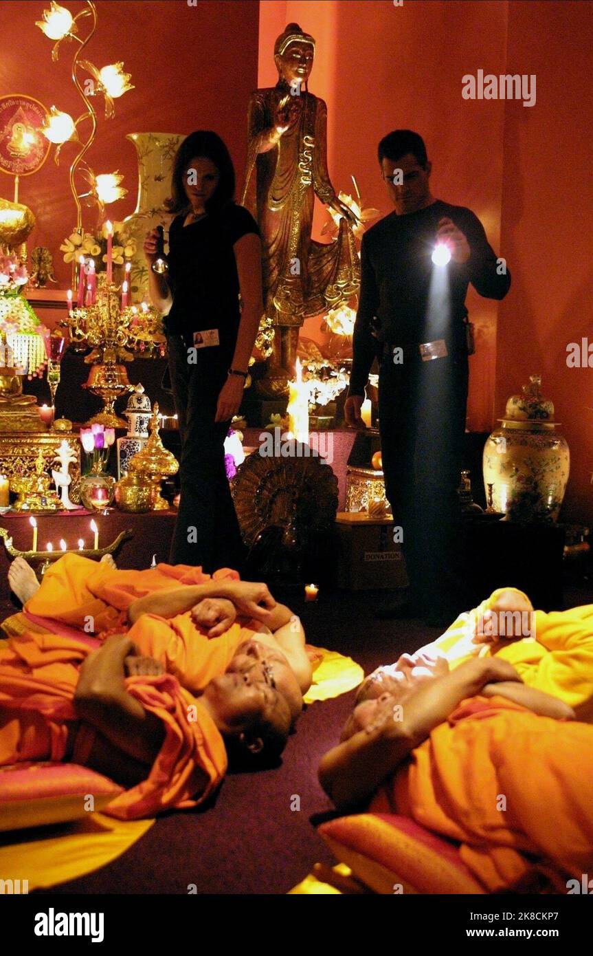 Jorja Fox & George EADS film: CSI: Crime Scene Investigation; C.S.I.: Crime Scene Investigation (TV-Serie) USA/CAN 2000-2015, / Alter Titel: 'CSI - Las Vegas' 06 octobre 2000 **AVERTISSEMENT** cette photographie est destinée à un usage éditorial exclusif et est protégée par les droits d'auteur de CBS et/ou du photographe attribué par la société film ou production et ne peut être reproduite que par des publications dans le cadre de la promotion du film ci-dessus. Un crédit obligatoire pour CBS est requis. Le photographe doit également être crédité lorsqu'il est connu. Aucune utilisation commerciale ne peut être accordée sans l'autorisation écrite de la Société du film. Banque D'Images