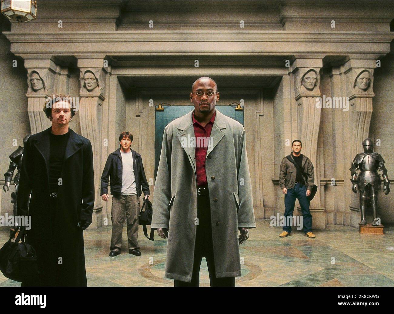 Danny Masterson, Lochlyn Munro, Omar Epps & TIG Fong film: Dracula 2000; Dracula 2001 (USA 2000) personnages: NightShade,Eddie,Marcus & Dax Directeur: Patrick Lussier 22 décembre 2000 **AVERTISSEMENT** cette photographie est à usage éditorial exclusif et est le copyright de WES CRAVEN FILMS et/ou le photographe assigné par la Société de film ou de production et ne peut être reproduite que par des publications dans le cadre de la promotion du film ci-dessus. Un crédit obligatoire pour les FILMS WES CRAVEN est requis. Le photographe doit également être crédité lorsqu'il est connu. Aucune utilisation commerciale ne peut être accordée sans aut écrit Banque D'Images