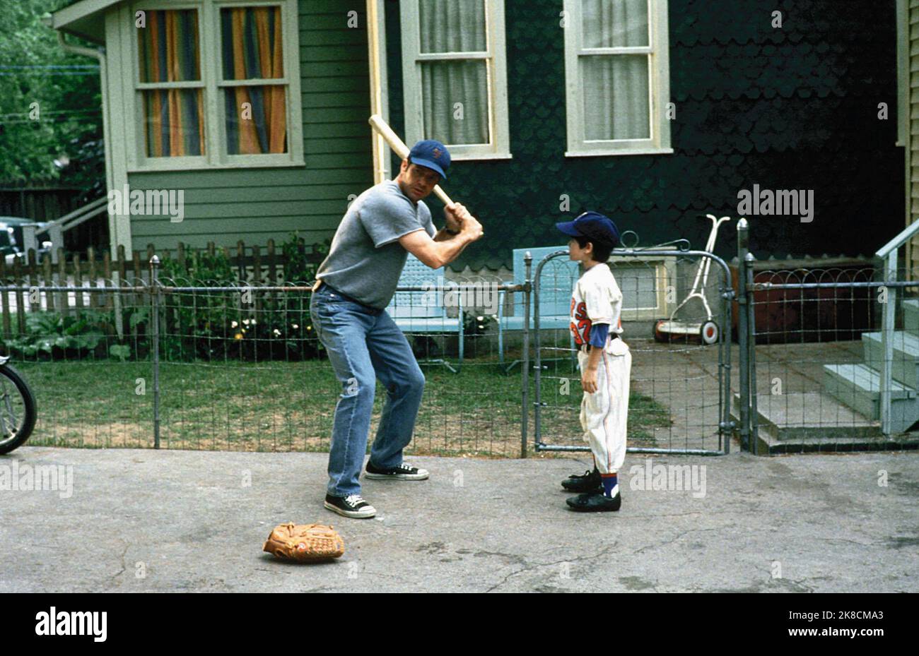 Dennis Quaid & Daniel Henson film: Fréquence (2000) personnages: Frank Sullivan & Johnny Sullivan (6 ans) Directeur: Gregory Hoblitt 28 avril 2000 **AVERTISSEMENT** cette photographie est destinée à un usage éditorial exclusif et est le droit d'auteur d'UN NOUVEAU CINÉMA DE LIGNE et/ou du photographe assigné par la Société de film ou de production et ne peut être reproduite que par des publications en conjonction avec la promotion du film ci-dessus. Un crédit obligatoire pour UNE NOUVELLE LIGNE DE CINÉMA est requis. Le photographe doit également être crédité lorsqu'il est connu. Aucune utilisation commerciale ne peut être accordée sans l'autorisation écrite de la Société du film. Banque D'Images