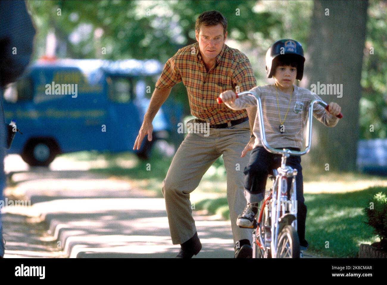 Dennis Quaid & Daniel Henson film: Fréquence (2000) personnages: Frank Sullivan, Johnny Sullivan (6 ans) Directeur: Gregory Hoblitt 28 avril 2000 **AVERTISSEMENT** cette photographie est destinée à un usage éditorial exclusif et est le droit d'auteur d'UN NOUVEAU CINÉMA DE LIGNE et/ou du photographe assigné par la Société de film ou de production et ne peut être reproduite que par des publications en conjonction avec la promotion du film ci-dessus. Un crédit obligatoire pour UNE NOUVELLE LIGNE DE CINÉMA est requis. Le photographe doit également être crédité lorsqu'il est connu. Aucune utilisation commerciale ne peut être accordée sans l'autorisation écrite de la Société du film. Banque D'Images