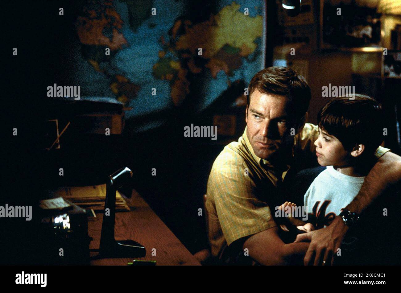 Dennis Quaid & Daniel Henson film: Fréquence (2000) personnages: Frank Sullivan & Johnny Sullivan (6 ans) Directeur: Gregory Hoblitt 28 avril 2000 **AVERTISSEMENT** cette photographie est destinée à un usage éditorial exclusif et est le droit d'auteur d'UN NOUVEAU CINÉMA DE LIGNE et/ou du photographe assigné par la Société de film ou de production et ne peut être reproduite que par des publications en conjonction avec la promotion du film ci-dessus. Un crédit obligatoire pour UNE NOUVELLE LIGNE DE CINÉMA est requis. Le photographe doit également être crédité lorsqu'il est connu. Aucune utilisation commerciale ne peut être accordée sans l'autorisation écrite de la Société du film. Banque D'Images