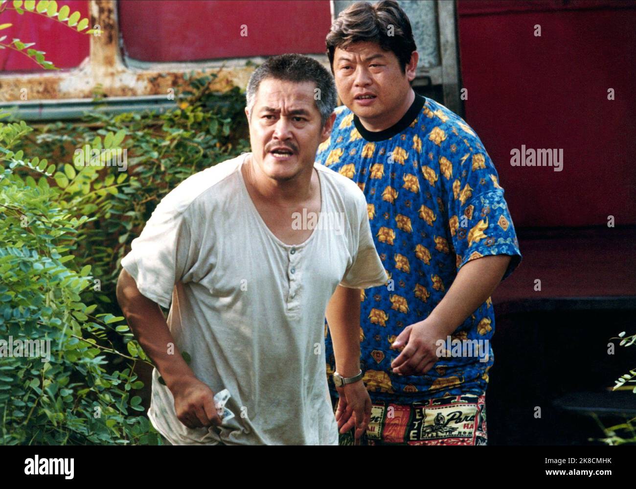 Film Benshan Zhao & Biao Fu : Happy Times ; Xingfu Shiguang ; Happy Times Hotel (2000) personnages : Zhao & Little Fu Directeur : Yimou Zhang 31 décembre 2000 **AVERTISSEMENT** cette photographie est destinée à un usage éditorial exclusif et est protégée par les droits d'auteur des CLASSIQUES SONY PICTURES et/ou du photographe attribué par la société film ou production et ne peut être reproduite que par des publications dans le cadre de la promotion du film ci-dessus. Un crédit obligatoire pour LES CLASSIQUES SONY PICTURES est requis. Le photographe doit également être crédité lorsqu'il est connu. Aucune utilisation commerciale ne peut être accordée sans l'autorisation écrite de l'IF Banque D'Images