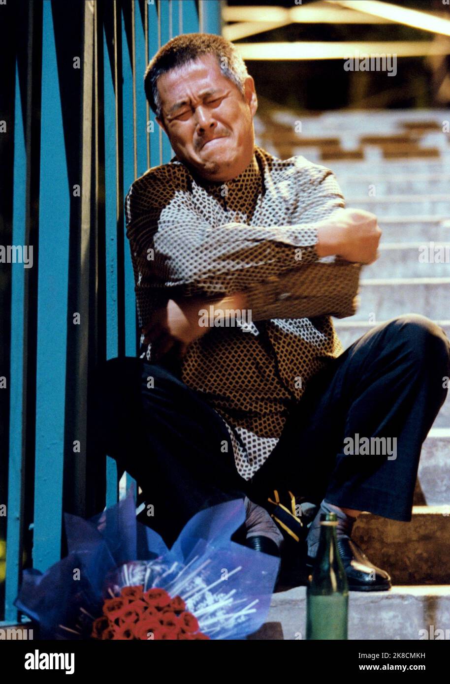 Benshan Zhao film: Happy Times; Xingfu Shiguang; Happy Times Hotel (2000) personnages: Zhao Directeur: Yimou Zhang 31 décembre 2000 **AVERTISSEMENT** cette photographie est destinée à un usage éditorial exclusif et est protégée par les droits d'auteur des CLASSIQUES SONY PICTURES et/ou du photographe attribué par la société film ou production et ne peut être reproduite que par des publications dans le cadre de la promotion du film ci-dessus. Un crédit obligatoire pour LES CLASSIQUES SONY PICTURES est requis. Le photographe doit également être crédité lorsqu'il est connu. Aucune utilisation commerciale ne peut être accordée sans l'autorisation écrite de la Société du film. Banque D'Images