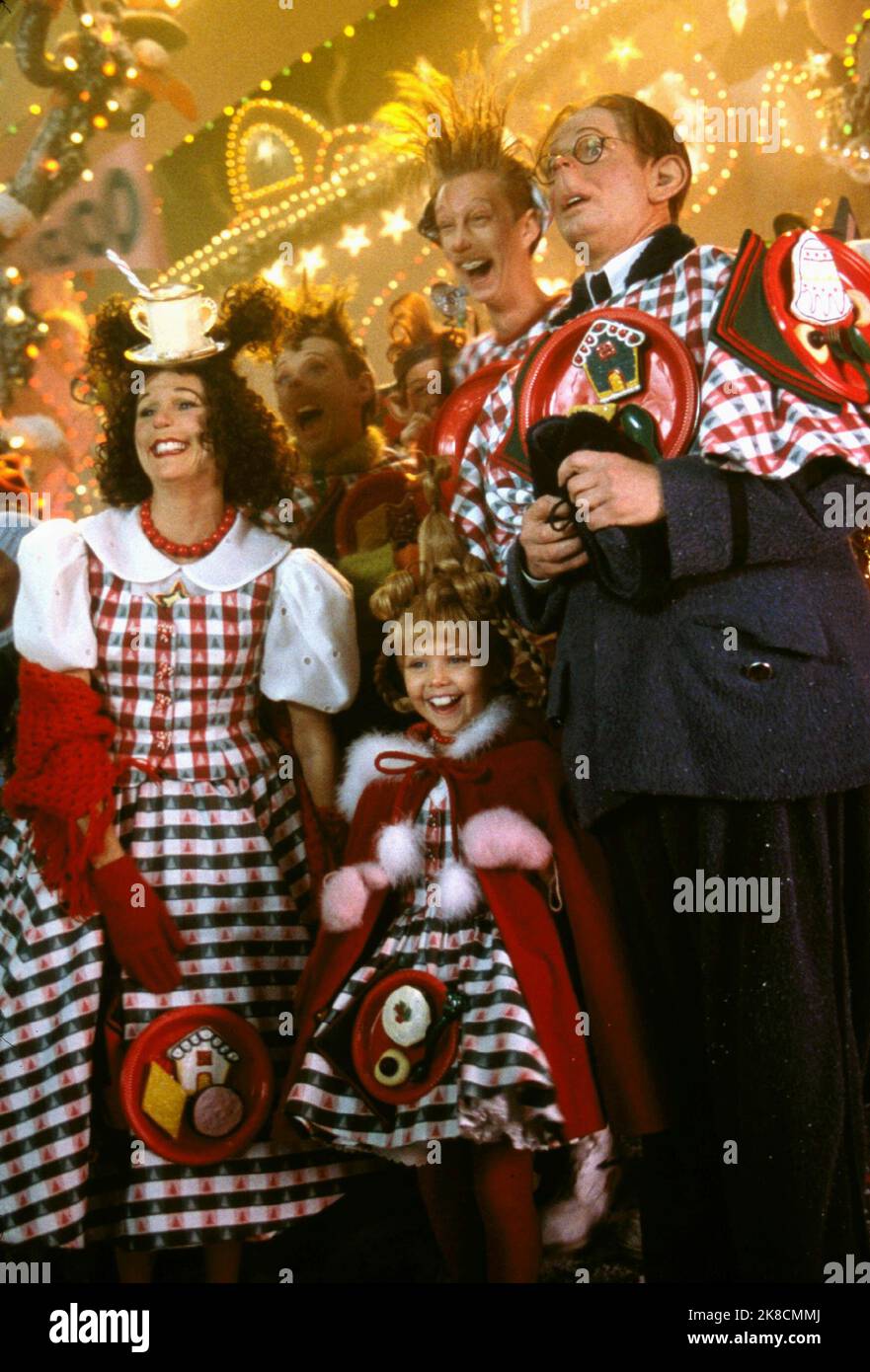 Taylor Momsen & Bill Irwin film: How the Grinch Stole Christmas (USA/DE 2000) personnages: Cindy Lou Who & Lou Who / Literaturverfilmung Nach 'Wie Der Grinch Weihnachten Gestohlen Hat' (basé sur le livre de Dr. Seuss) Directeur: Ron Howard 08 novembre 2000 **AVERTISSEMENT** cette photographie est destinée à un usage éditorial seulement et est le droit d'auteur des IMAGES UNIVERSELLES et/ou du photographe assigné par la Société de film ou de production et ne peut être reproduite que par des publications en conjonction avec la promotion du film ci-dessus. Un crédit obligatoire pour LES PHOTOS UNIVERSELLES est requis. Le photographe devrait le faire Banque D'Images