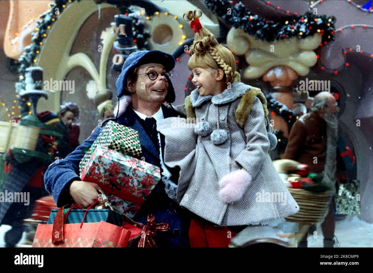 Bill Irwin & Taylor Momsen film: How the Grinch Stole Christmas (USA/DE 2000) personnages: Lou Who, Cindy Lou Who / Literaturverfilmung Nach 'Wie Der Grinch Weihnachten Gestohlen Hat' (basé sur le livre du Dr. Seuss) Directeur: Ron Howard 08 novembre 2000 **AVERTISSEMENT** cette photographie est destinée à un usage éditorial seulement et est le droit d'auteur des IMAGES UNIVERSELLES et/ou du photographe assigné par la Société de film ou de production et ne peut être reproduite que par des publications en conjonction avec la promotion du film ci-dessus. Un crédit obligatoire pour LES PHOTOS UNIVERSELLES est requis. Le photographe doit Banque D'Images