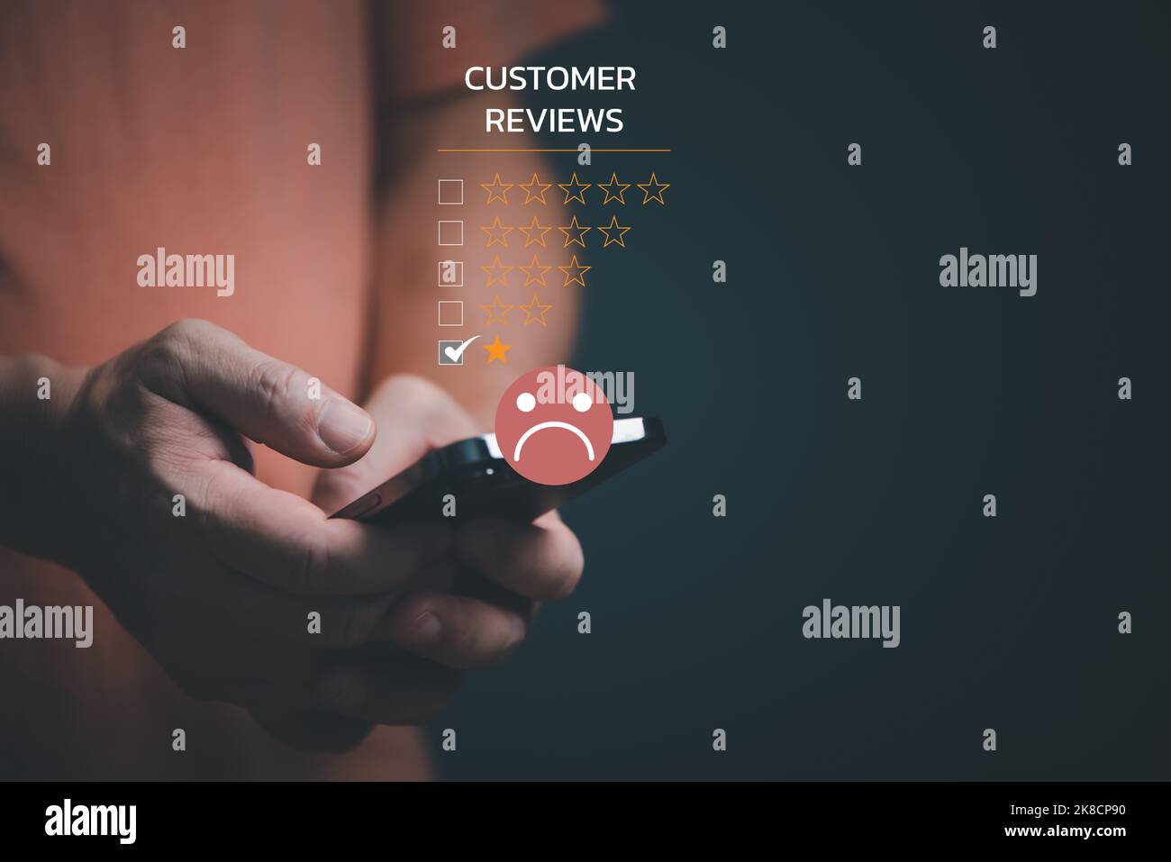 Expérience client concept insatisfait, homme d'affaires mécontent client avec tristesse émotion visage sur l'écran de smartphone, mauvaise critique, mauvais service n'aime pas b Banque D'Images