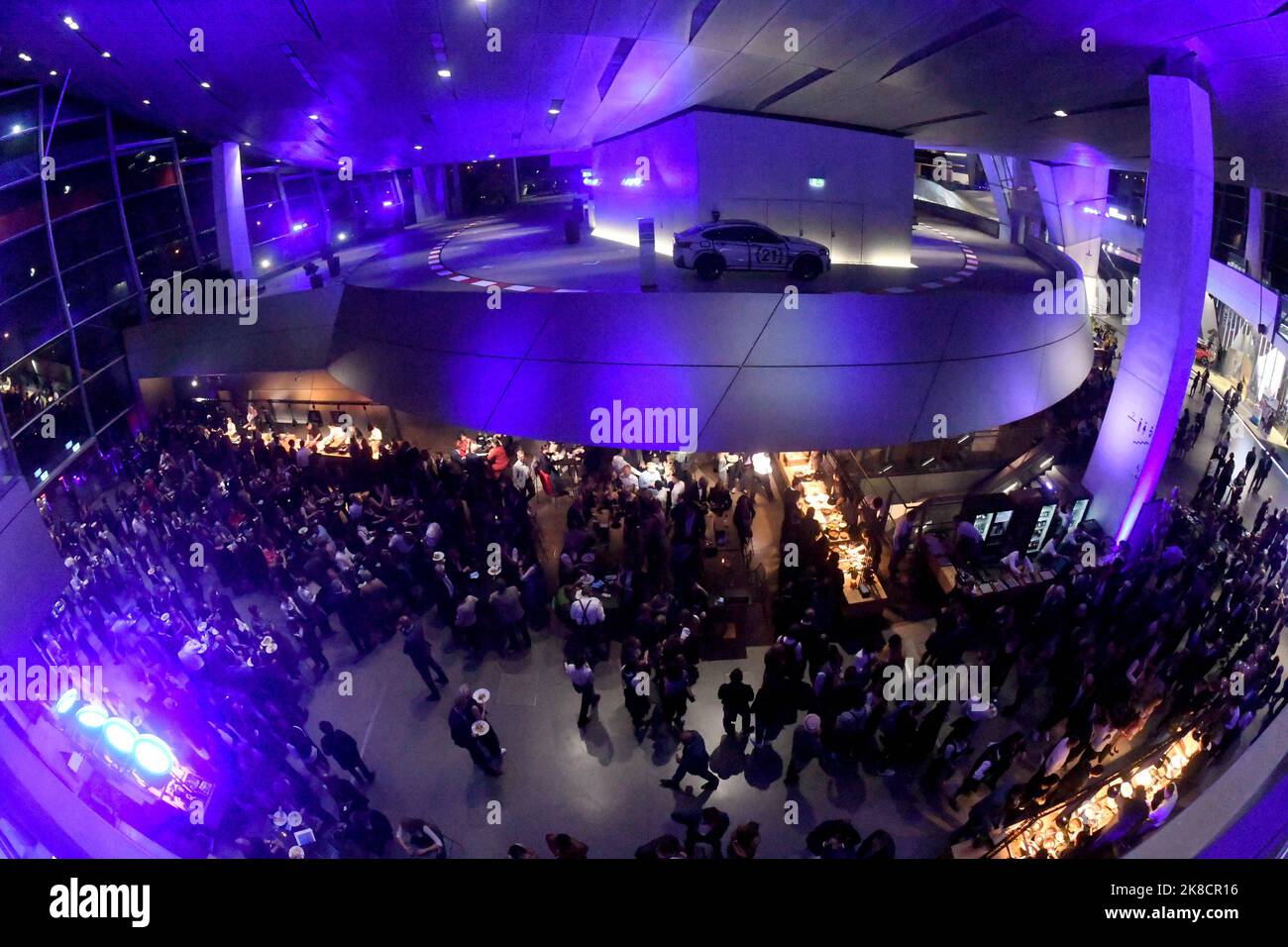 Munich, Allemagne. 22nd octobre 2022. Les invités fêtent après la présentation du Bavarian Sports Award 2022 à BMW Welt. Credit: Felix Hörhager/dpa/Alay Live News Banque D'Images