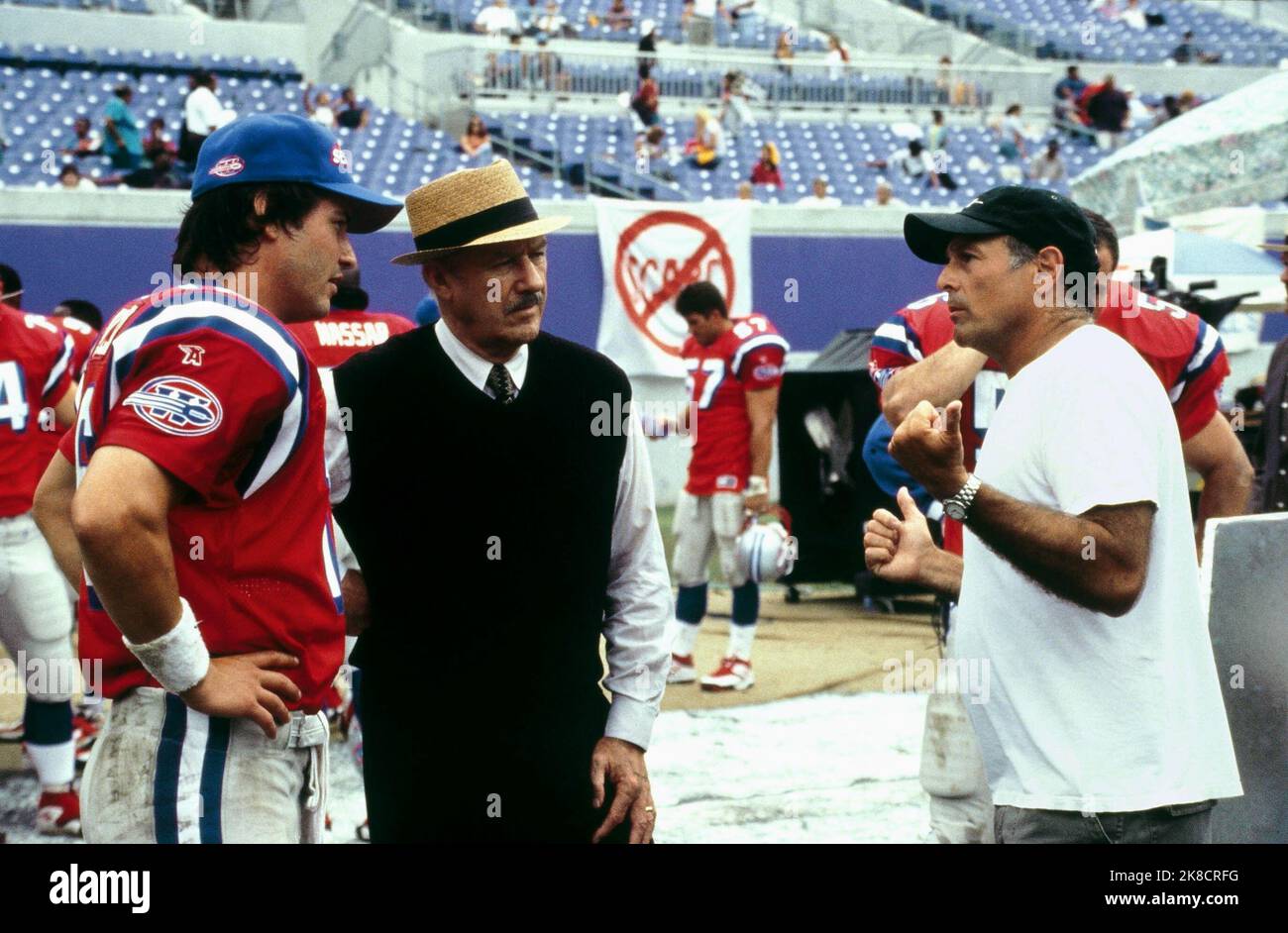 Keanu Reeves, Gene Hackman & Howard Deutch film: The Replacements (2000) personnages: Shane Falco, Jimmy McGinty & Director: Howard Deutch 07 août 2000 **AVERTISSEMENT** cette photographie est à usage éditorial exclusif et est le copyright de WARNER et/ou le photographe assigné par la Société de film ou de production et ne peut être reproduite que par des publications dans le cadre de la promotion du film ci-dessus. Un crédit obligatoire pour WARNER est requis. Le photographe doit également être crédité lorsqu'il est connu. Aucune utilisation commerciale ne peut être accordée sans l'autorisation écrite de la Société du film. Banque D'Images