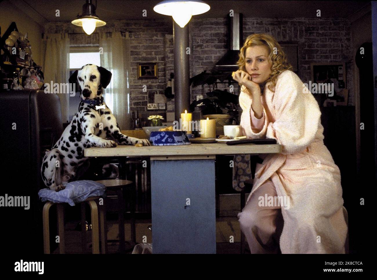 Alice Evans & Dalmation film: 102 Dalmatiens (2000) personnages: Chloe Simon & Director: Kevin Lima 22 novembre 2000 **AVERTISSEMENT** cette photographie est destinée à un usage éditorial exclusif et est le copyright de DISNEY et/ou le photographe assigné par la Société de film ou de production et ne peut être reproduite que par des publications en conjonction avec la promotion du film ci-dessus. Un crédit obligatoire pour DISNEY est requis. Le photographe doit également être crédité lorsqu'il est connu. Aucune utilisation commerciale ne peut être accordée sans l'autorisation écrite de la Société du film. Banque D'Images