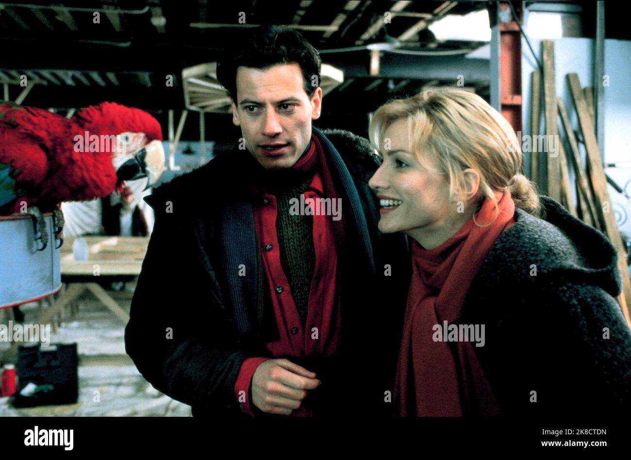 Ioan Gruffudd & Alice Evans film : 102 Dalmatiens (2000) personnages : Kevin Sheperd, Chloe Simon Directeur : Kevin Lima 22 novembre 2000 **AVERTISSEMENT** cette photographie est destinée à un usage éditorial exclusif et est le copyright de DISNEY et/ou le photographe assigné par la Société de film ou de production et ne peut être reproduite que par des publications en conjonction avec la promotion du film ci-dessus. Un crédit obligatoire pour DISNEY est requis. Le photographe doit également être crédité lorsqu'il est connu. Aucune utilisation commerciale ne peut être accordée sans l'autorisation écrite de la Société du film. Banque D'Images