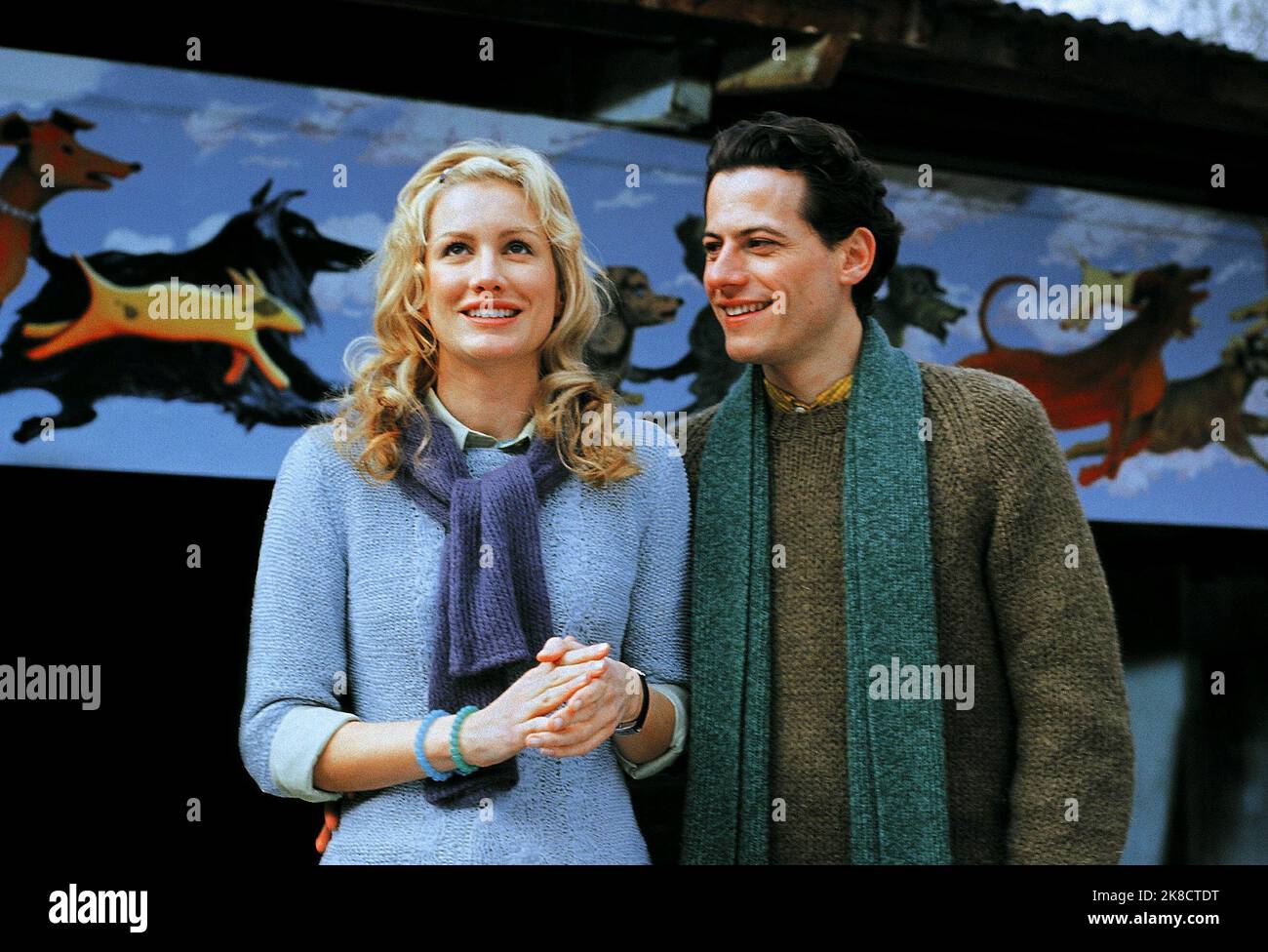 Alice Evans & Ioan Gruffudd film : 102 Dalmatiens (2000) personnages : Chloe Simon & Kevin Sheperd Directeur : Kevin Lima 22 novembre 2000 **AVERTISSEMENT** cette photographie est destinée à un usage éditorial exclusif et est le copyright de DISNEY et/ou le photographe assigné par la Société de film ou de production et ne peut être reproduite que par des publications en conjonction avec la promotion du film ci-dessus. Un crédit obligatoire pour DISNEY est requis. Le photographe doit également être crédité lorsqu'il est connu. Aucune utilisation commerciale ne peut être accordée sans l'autorisation écrite de la Société du film. Banque D'Images