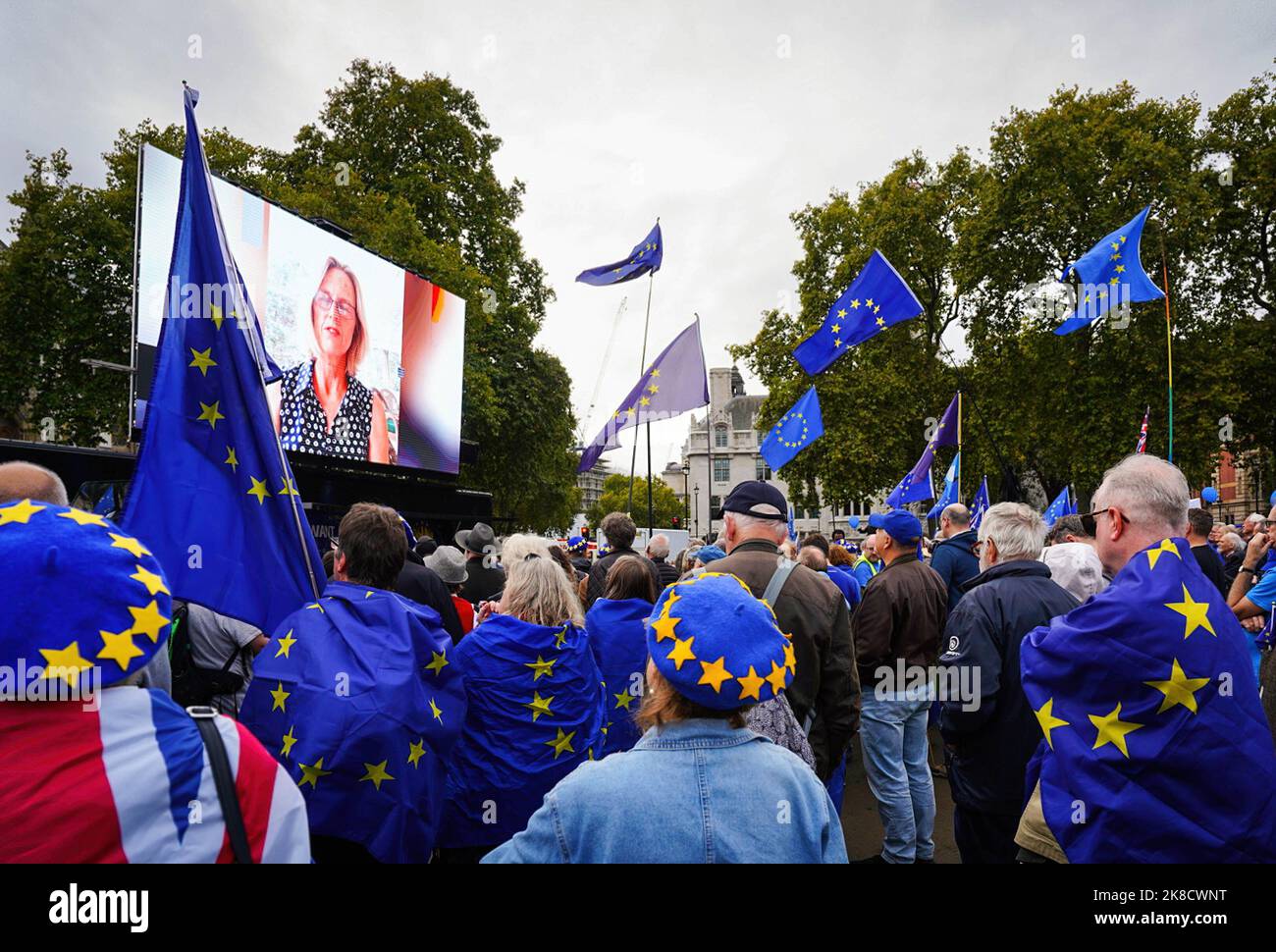 Londres, Royaume-Uni. 22nd octobre 2022. Des manifestants ont vu des drapeaux de l'Union européenne (UE) pendant la manifestation. Des centaines de personnes à travers le Royaume-Uni se sont jointes à une manifestation nationale demandant au gouvernement de rejoindre l'Union européenne (UE) à Londres. La foule a défilé dans le centre de Londres et a appelé à un nouveau référendum. Le Royaume-Uni a voté pour la sortie de l'UE en 2016. (Photo de Jasmine Leung/SOPA Images/Sipa USA) crédit: SIPA USA/Alay Live News Banque D'Images