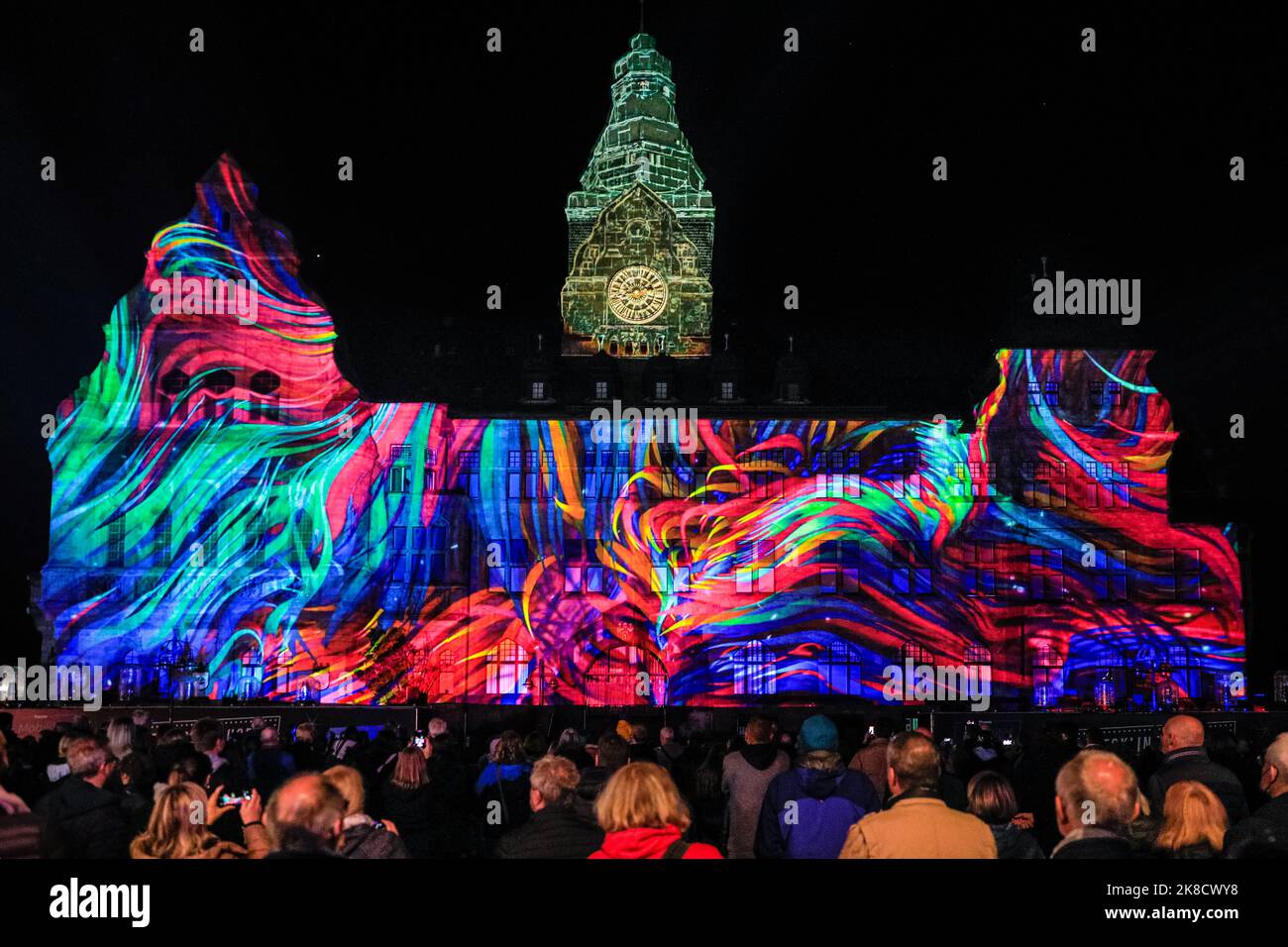 Recklinghausen, NRW, Allemagne. 22nd octobre 2022. L'hôtel de ville historique Recklinghausen est éclairé par une projection thématique sur la mobilité, l'histoire et la culture de la ville. Plus de 160 bâtiments et monuments sont éclairés par des lumières et des projections colorées lors du festival annuel des lumières de Recklinghausen Leuchtet, qui s'avère populaire dans la vieille ville de Recklinghausen. Le festival se déroule jusqu'à 6 novembre. Credit: Imagetraceur/Alamy Live News Banque D'Images