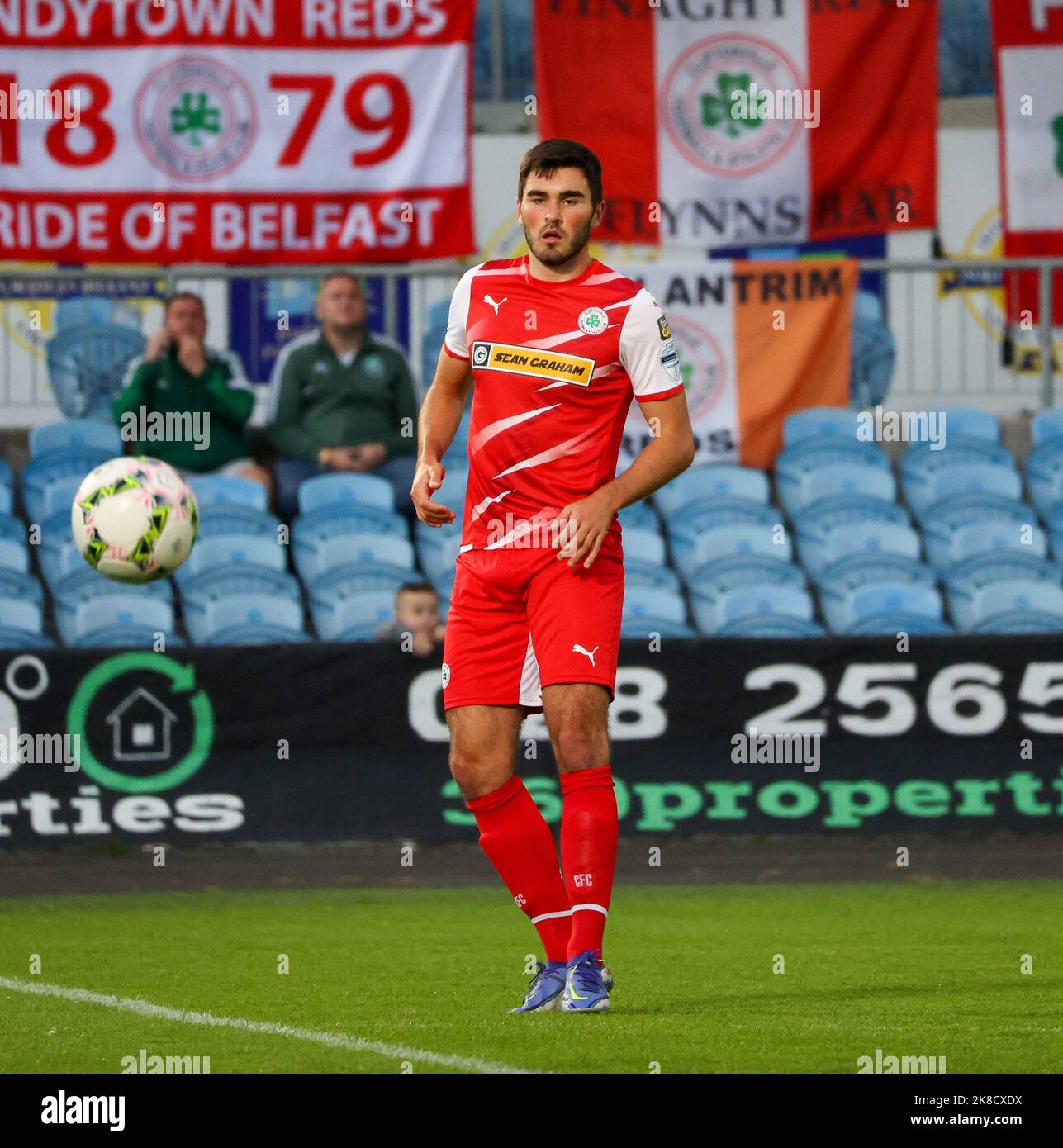 Ballymena Showgrounds, Ballymena, Comté d'Antrim, Irlande du Nord, Royaume-Uni. 23 août 2022. Danske Bank Premiership – Ballymena United 1 Cliftonville 2. Le joueur de Cliftonville Luke Turner (24) en action pendant le match de la Danske Bank Irish League. Banque D'Images