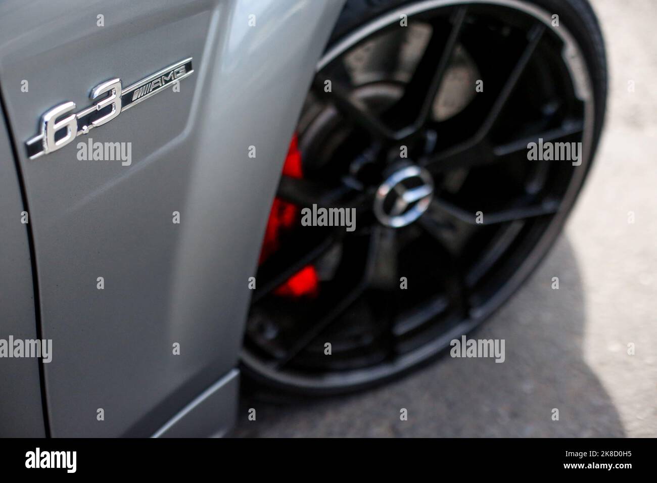 Le logo Mercedes sur la roue avec le GPV 6.3 Badge sur le côté de la voiture sur UN 2012 Mercedes Benz C63 AMG coupé W204 Banque D'Images