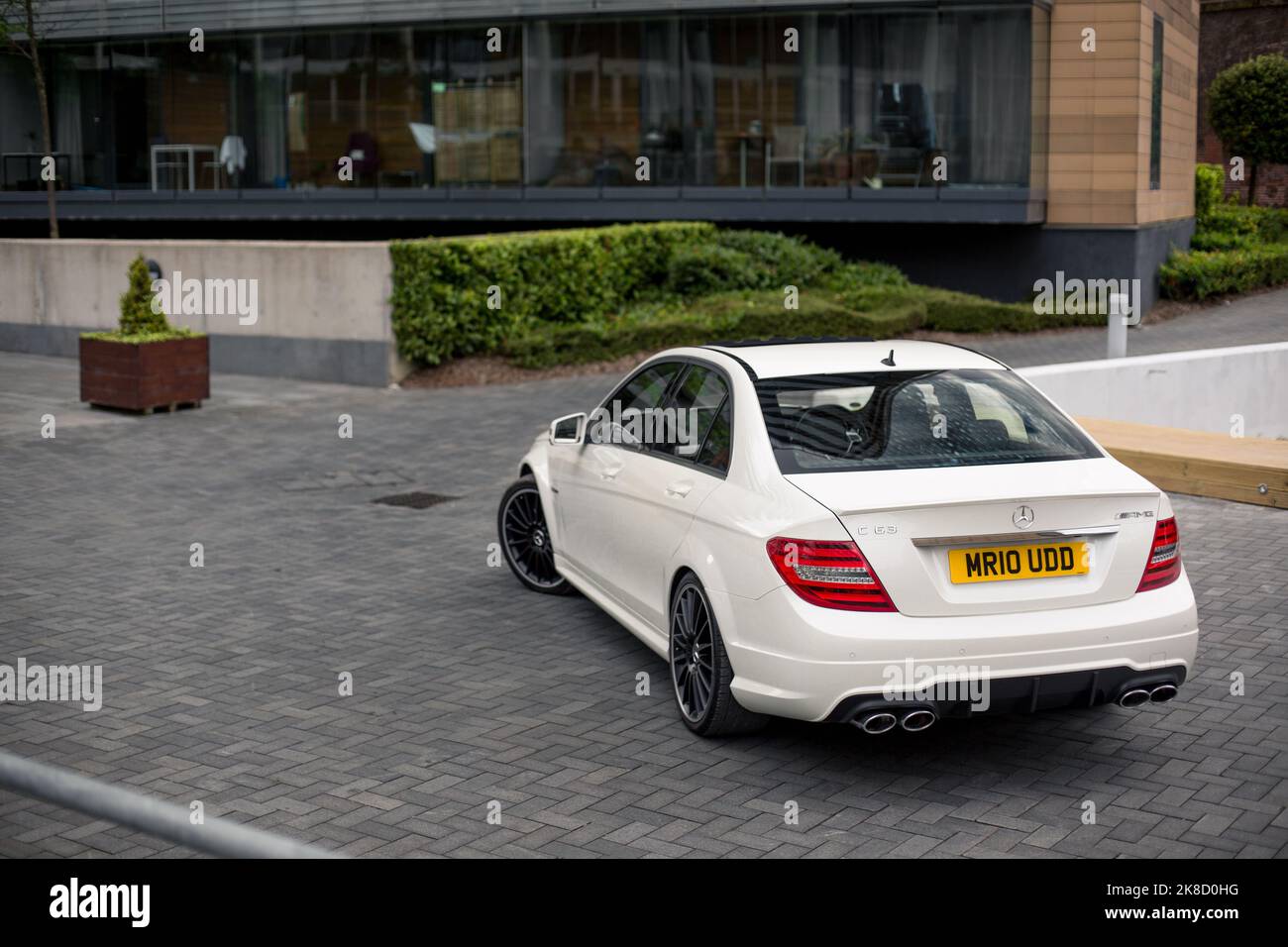 La Mercedes Benz 2014 C63 AMG Saloon W204 a terminé en blanc diamant lors D'Une soirée ensoleillée à Manchester Banque D'Images