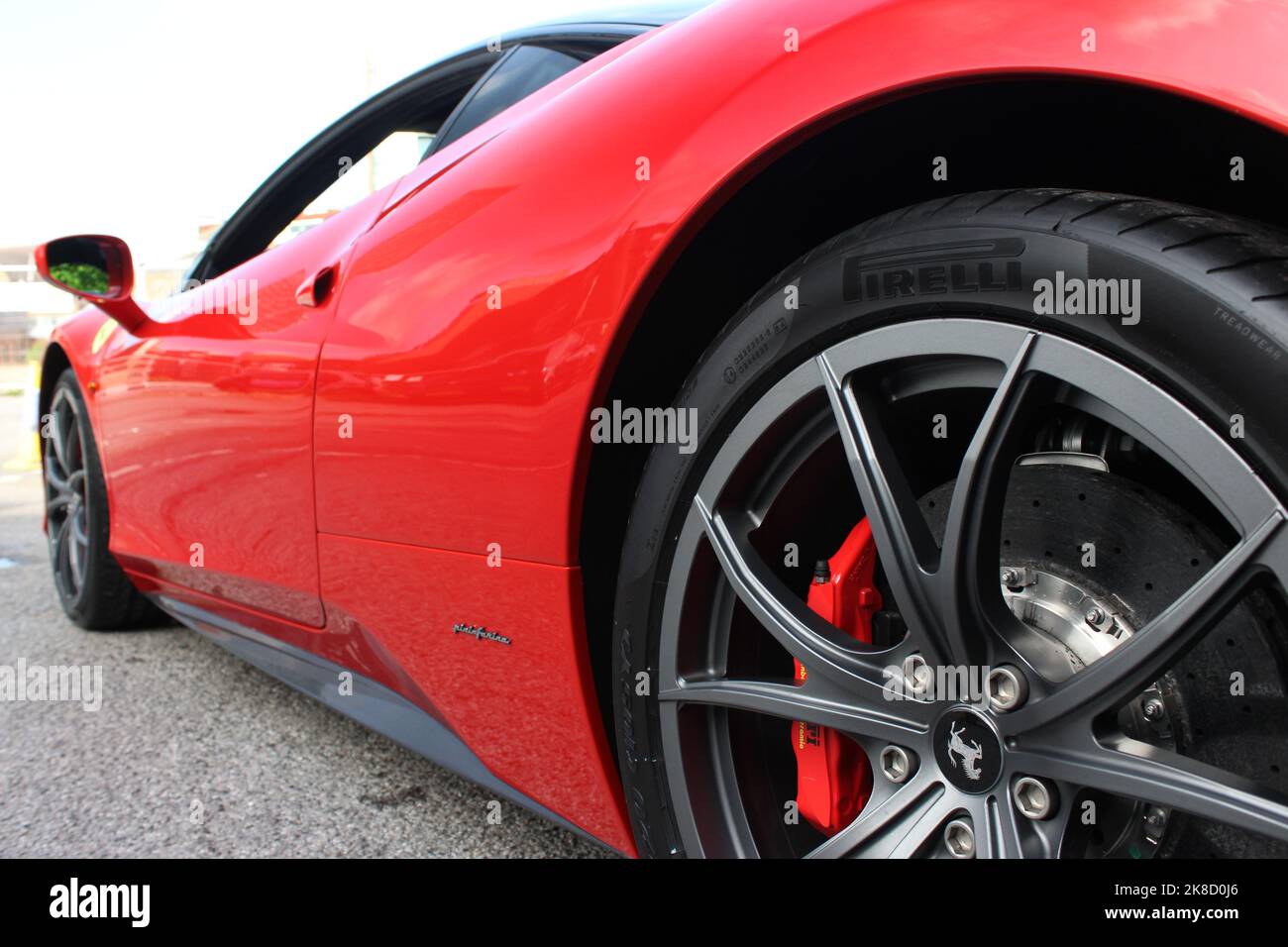 Le badge de roue arrière sur la roue arrière avec étrier de frein rouge d'Une Ferrari 458 Italia 2015 Banque D'Images