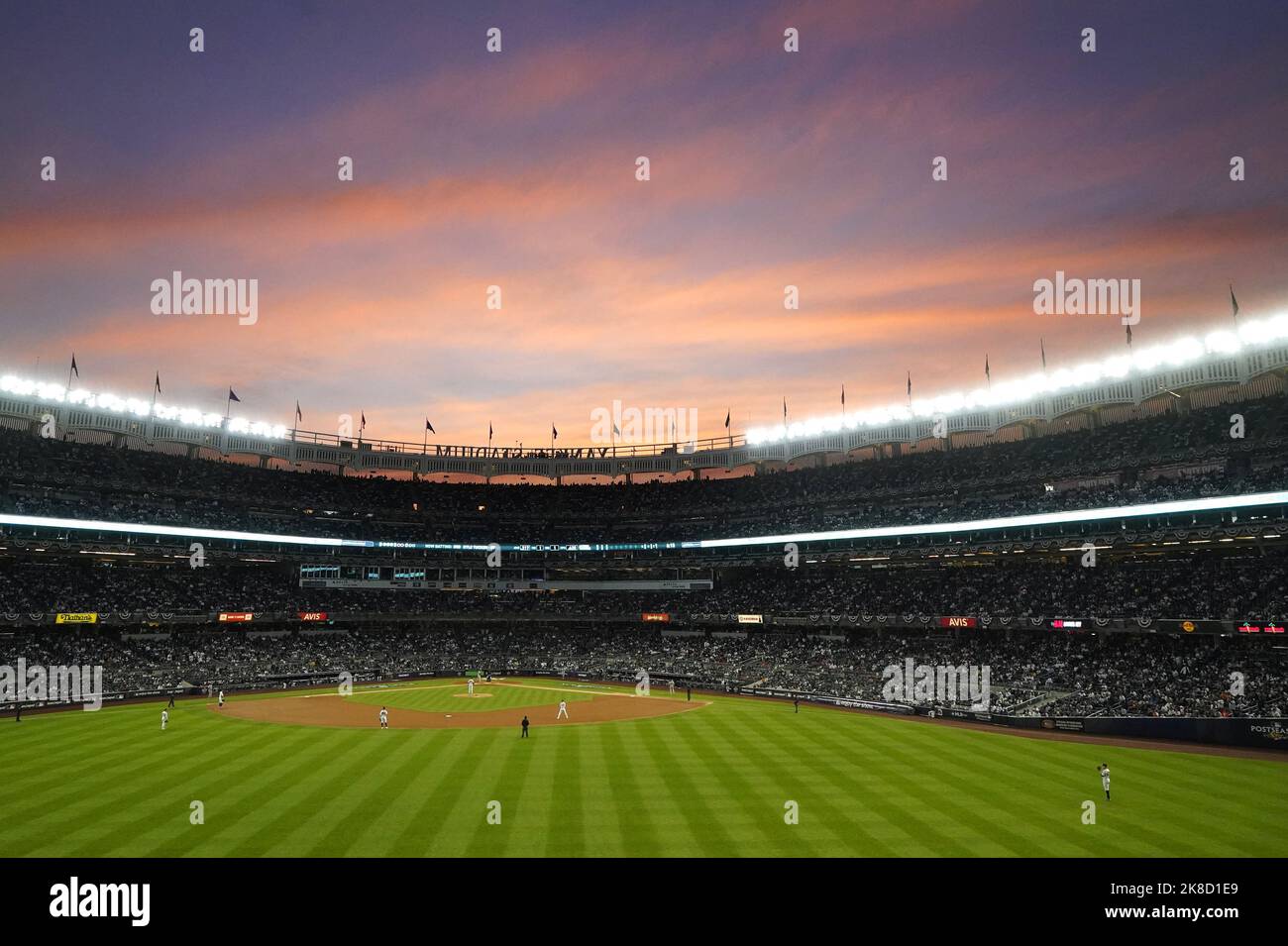 New York, États-Unis. 22nd octobre 2022. Le ciel de la soirée devient rouge au-dessus du Yankee Stadium tandis que les New York Yankees jouent les Astros de Houston dans le troisième match de la série de championnat de la Ligue américaine au Yankee Stadium à New York le samedi, 22 octobre 2022. Photo par Ray Stubblebine/UPI crédit: UPI/Alay Live News Banque D'Images