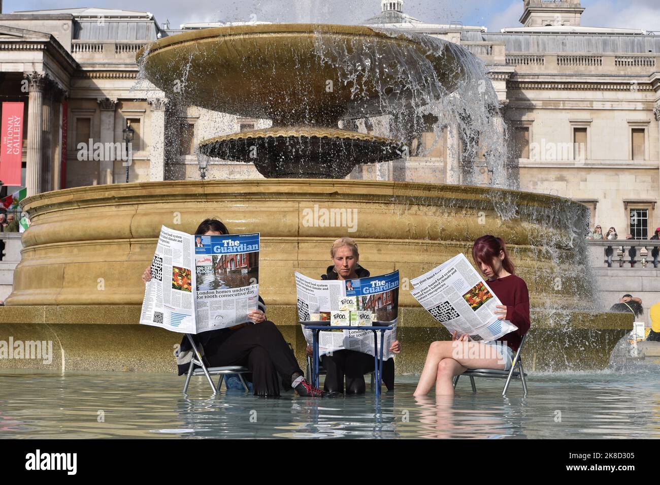 Londres, Angleterre, Royaume-Uni. 22nd octobre 2022. Les activistes du climat ont organisé une manifestation à la fontaine de Trafalgar Square pour attirer l'attention sur les inondations et les catastrophes naturelles causées par le changement climatique. (Credit image: © Thomas Krych/ZUMA Press Wire) Credit: ZUMA Press, Inc./Alamy Live News Banque D'Images