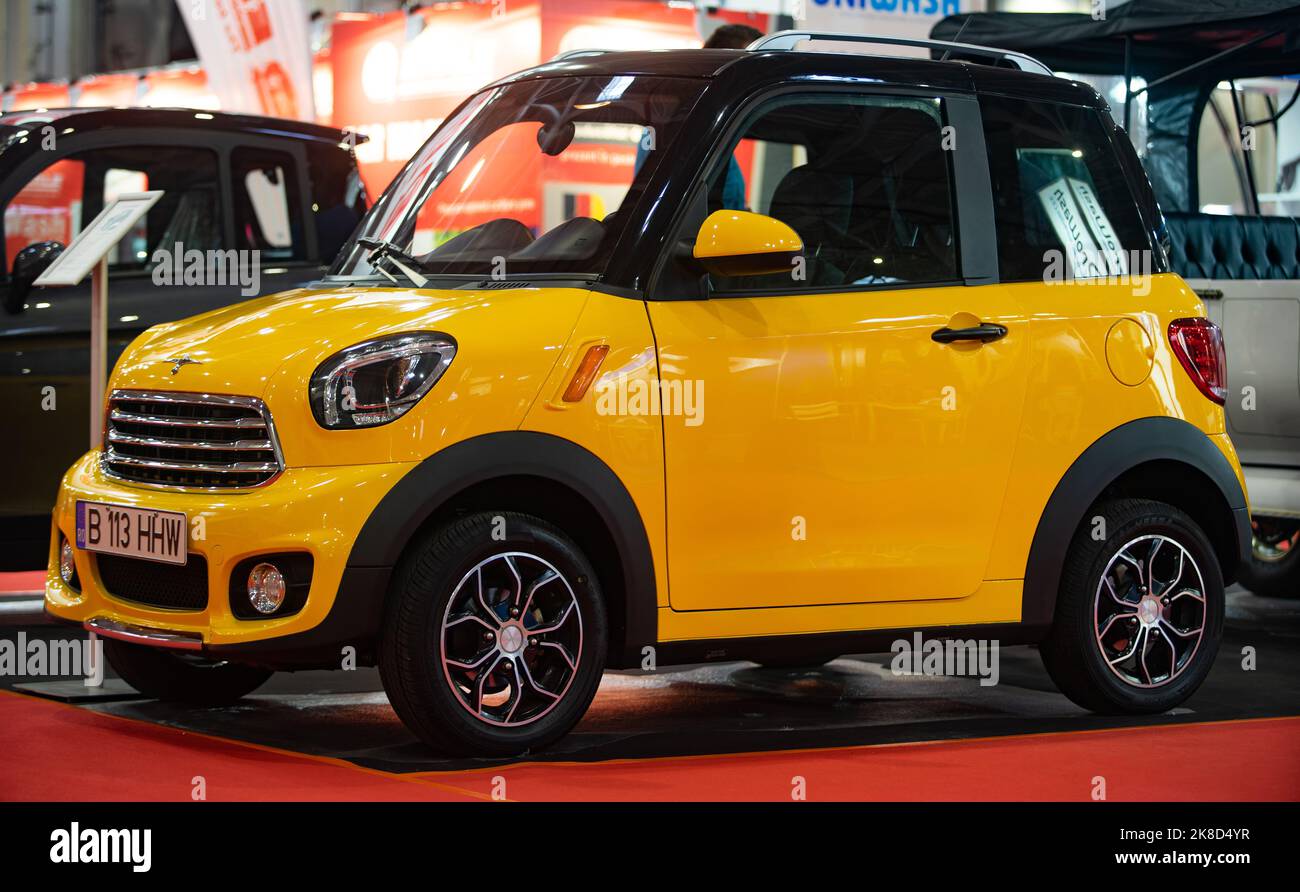 Bucarest, Roumanie - 06 octobre 2022: Un roumain jaune deux places Evolio voiture électrique M2+ est vu pendant le salon de l'auto de Bucarest. Cette image est à modifier Banque D'Images