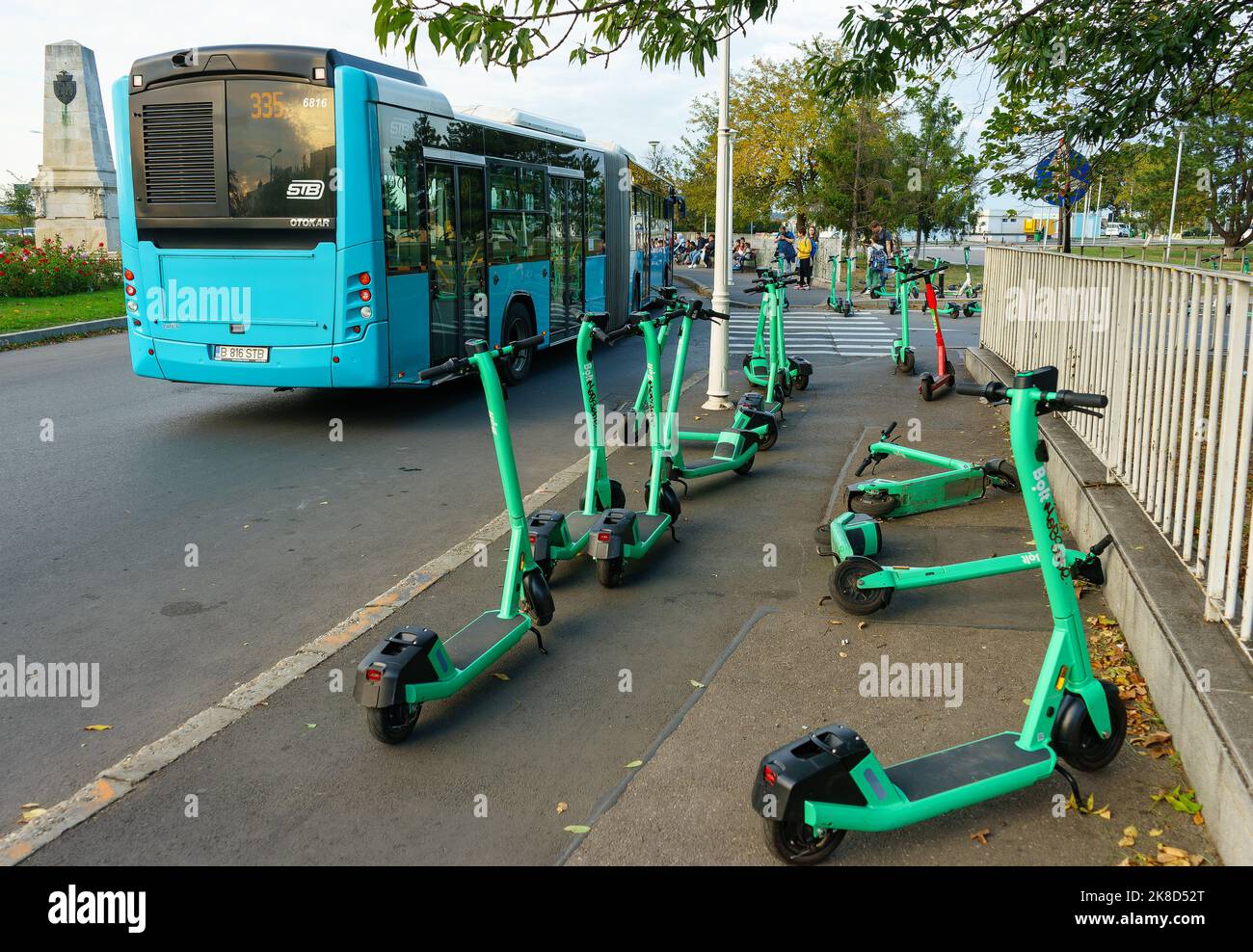 Bucarest, Roumanie - 07 octobre 2022: Les scooters électriques à boulon sont garés à tort, bloquant l'accès sur le trottoir de Bucarest. Cette image est pour edito Banque D'Images