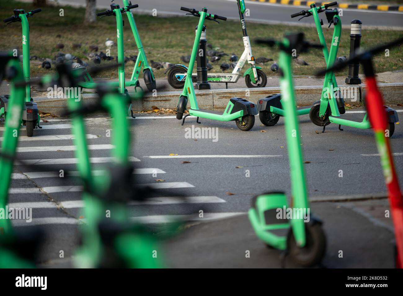 Bucarest, Roumanie - 07 octobre 2022: Les scooters électriques à boulon sont garés à tort, bloquant l'accès sur le trottoir de Bucarest. Cette image est pour edito Banque D'Images