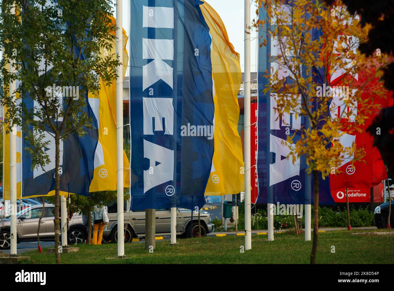 Bucarest, Roumanie - 07 octobre 2022: Drapeaux avant du magasin IKEA Bucarest Baneasa, dans le nord de Bucarest, Roumanie. Banque D'Images