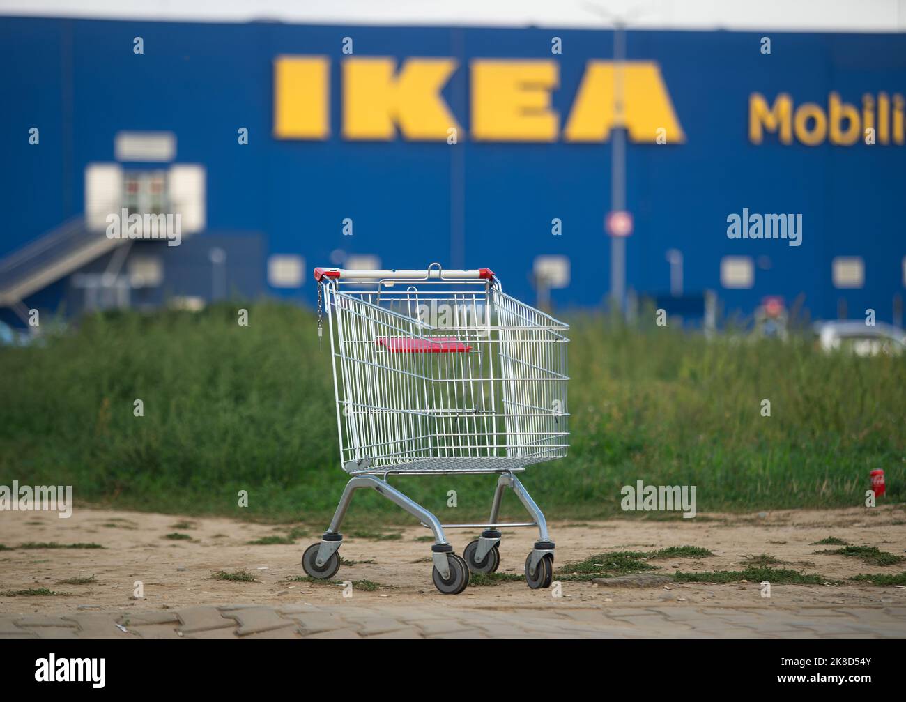 Bucarest, Roumanie - 07 octobre 2022: Un panier de supermarché est vu devant le magasin IKEA Bucharest Baneasa, dans le nord de Bucarest, Roumanie. Banque D'Images