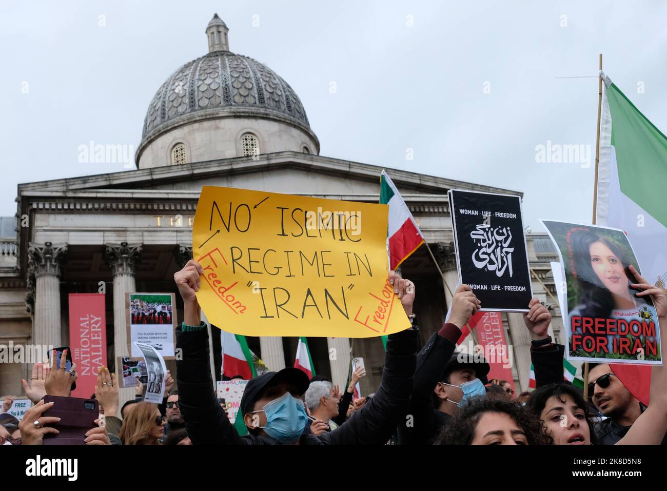 Londres, Royaume-Uni, 22nd octobre 2022. Les manifestations pro-iraniennes pour la liberté se poursuivent, auxquelles ont assisté les Iraniens, les Balochs et les Kurdes à Trafalgar Square après plus d'un mois après que les manifestations aient été déclenchées par la mort de Mahsa (Jina) Amini en garde à vue, après qu'elle ait été détenue pour avoir été tenue à l'abri de manière inappropriée. Crédit : onzième heure Photographie/Alamy Live News Banque D'Images