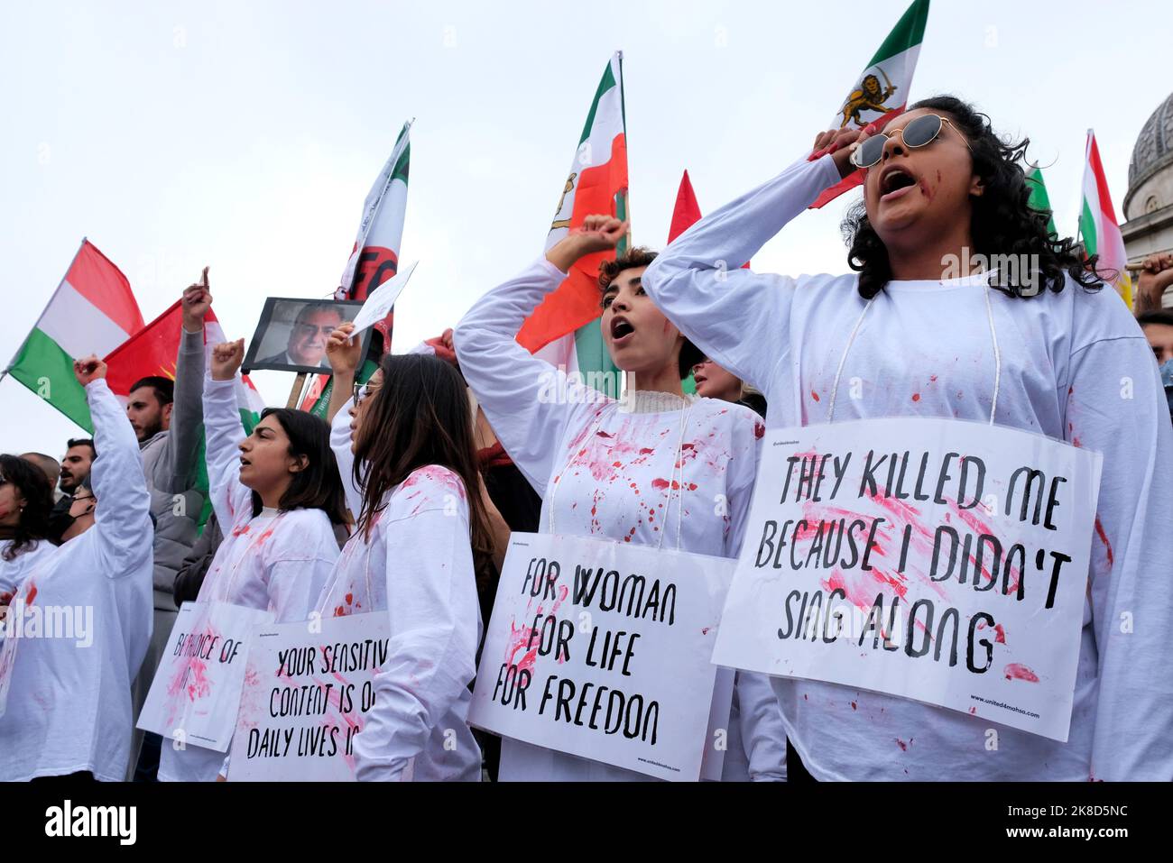 Londres, Royaume-Uni, 22nd octobre 2022. Les manifestations pro-iraniennes pour la liberté se poursuivent, auxquelles ont assisté les Iraniens, les Balochs et les Kurdes à Trafalgar Square après plus d'un mois après que les manifestations aient été déclenchées par la mort de Mahsa (Jina) Amini en garde à vue, après qu'elle ait été détenue pour avoir été tenue à l'abri de manière inappropriée. Crédit : onzième heure Photographie/Alamy Live News Banque D'Images