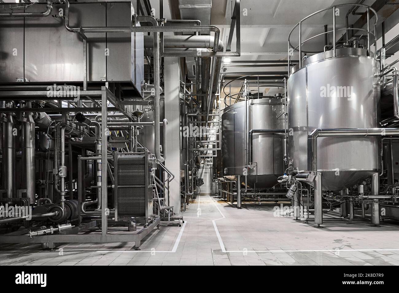 Réservoir dans l'atelier de l'usine de produits laitiers traités thermiquement Banque D'Images