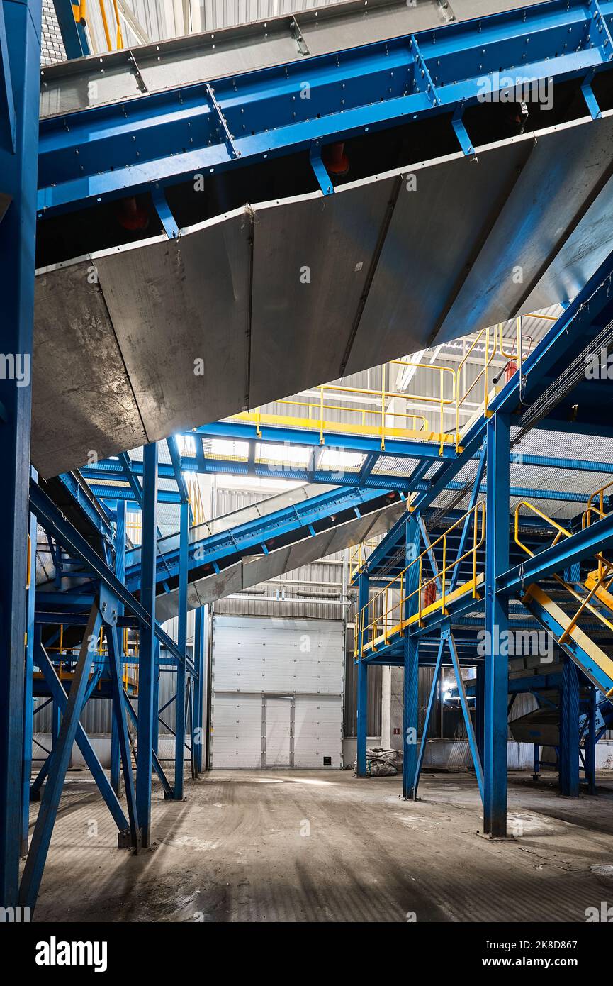 Système de convoyeurs transportant des déchets à l'usine de traitement des déchets Banque D'Images
