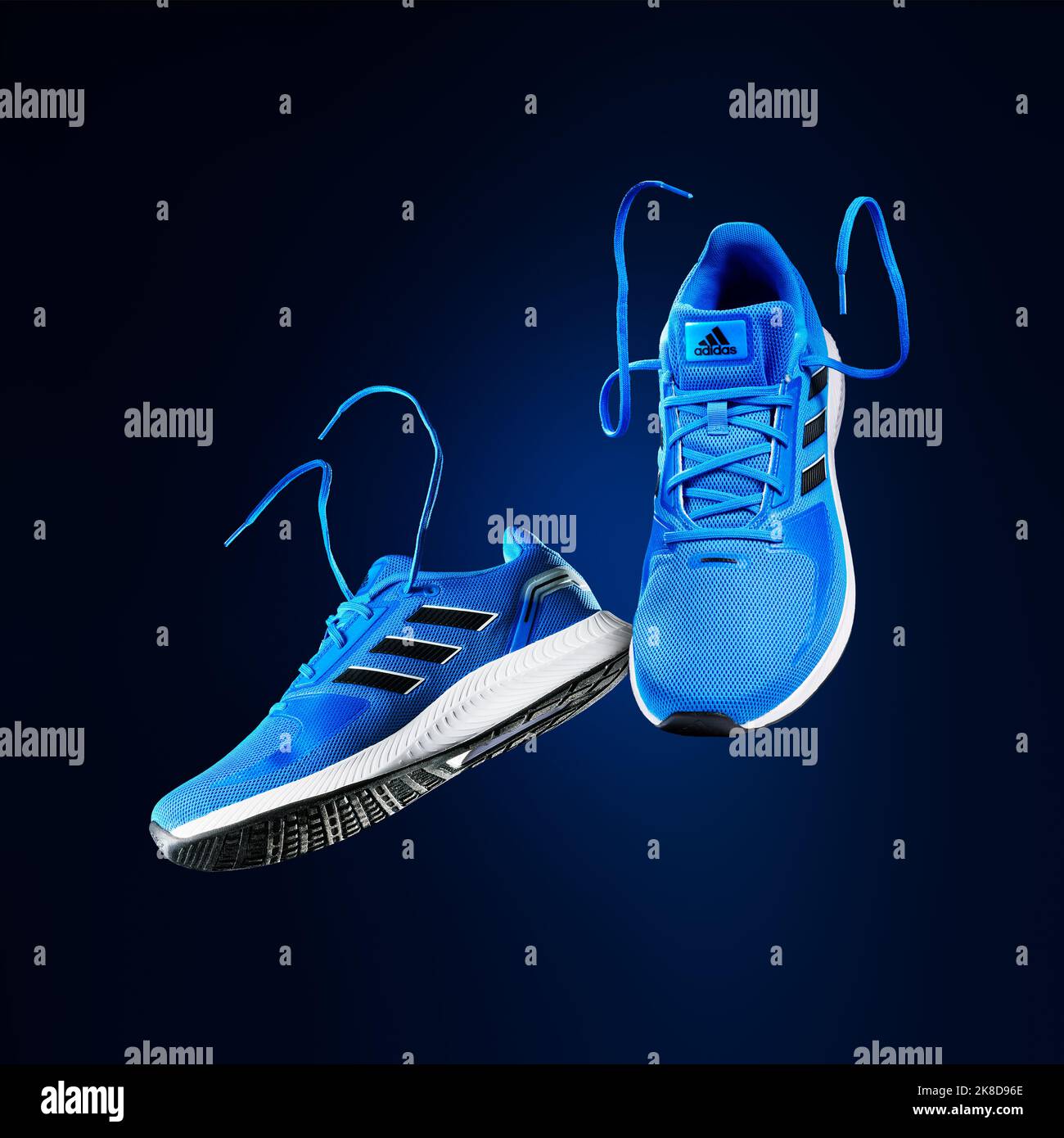 3.10.2022 Estonie, Tallinn: chaussures adidas runfalcon. Chaussures de course à pied Adidas, couleur bleu orange Banque D'Images