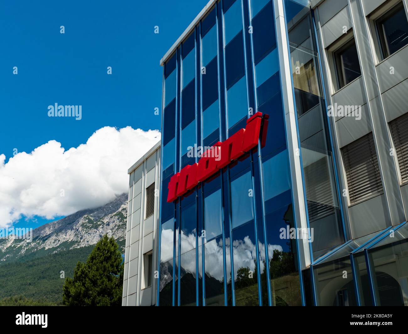 Logo Thöni à l'extérieur du bâtiment du siège social de Tirol. La société familiale produit des produits en aluminium et des composants automobiles. Banque D'Images