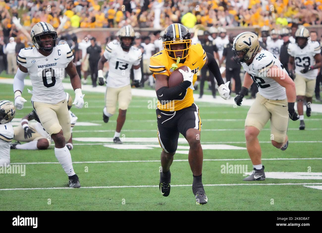 Columbia, États-Unis. 22nd octobre 2022. Le Luther Burden III du Missouri s'éloigne de la défense Vanderbilt en route vers un touchdown de 35 yards dans le premier quart du Memorial Stadium de Columbia, Missouri, samedi, 22 octobre 2022. Photo par Bill Greenblatt/UPI crédit: UPI/Alay Live News Banque D'Images