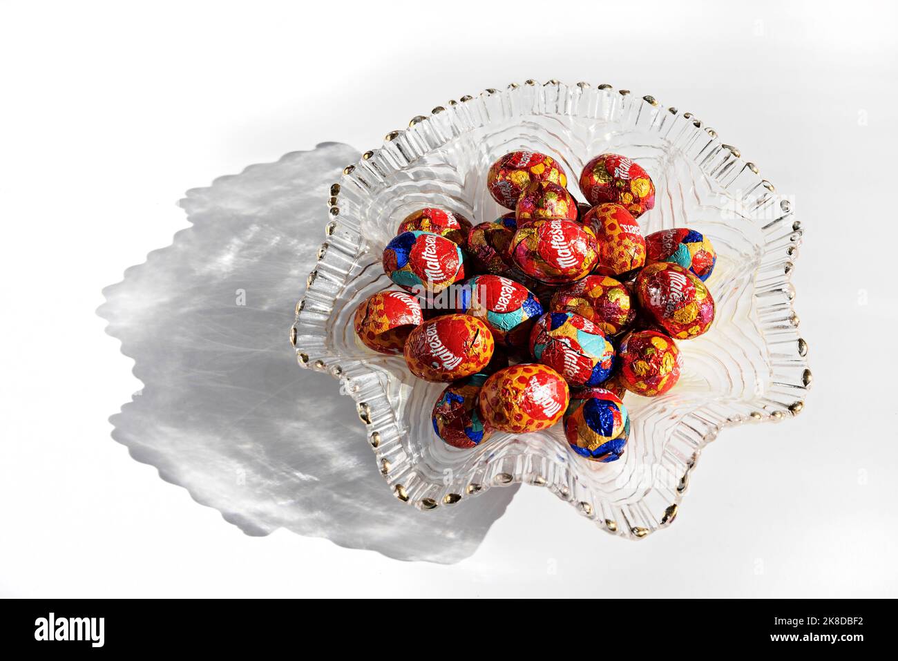 Nourriture / Un bol de Maltesers lait chocolat Mini oeufs confiserie. Banque D'Images