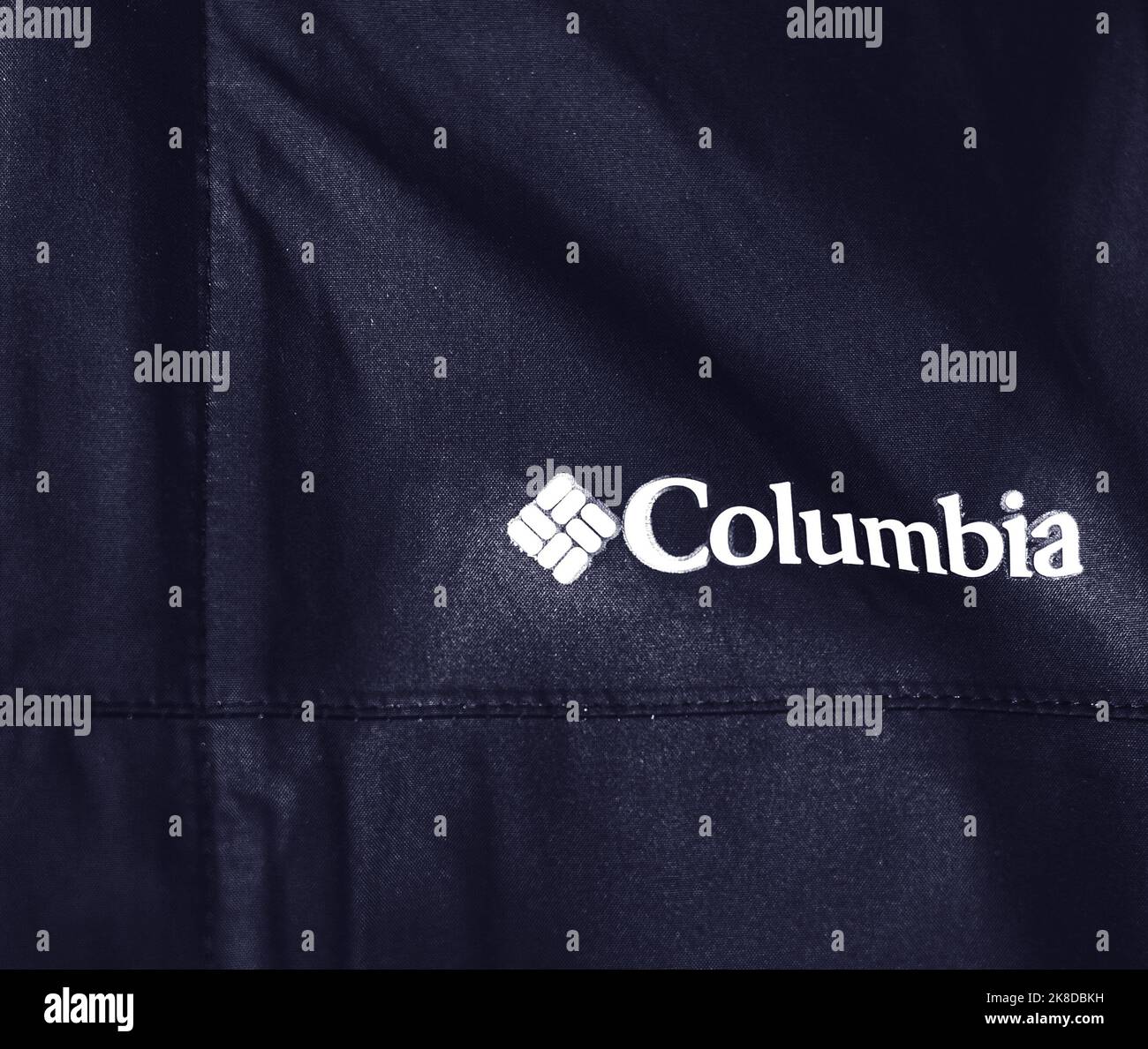 Logo de Columbia sur la veste spéciale en matériau de membrane et entièrement résistant aux intempéries, le fabricant mondial de vêtements de sport Banque D'Images