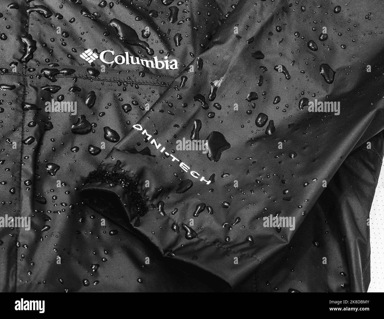 2022: Columbia omni-TECH série. La veste spéciale de membrane entièrement étanche au vent mais respirante pour le sport en plein air, la randonnée, l'activité à extr Banque D'Images