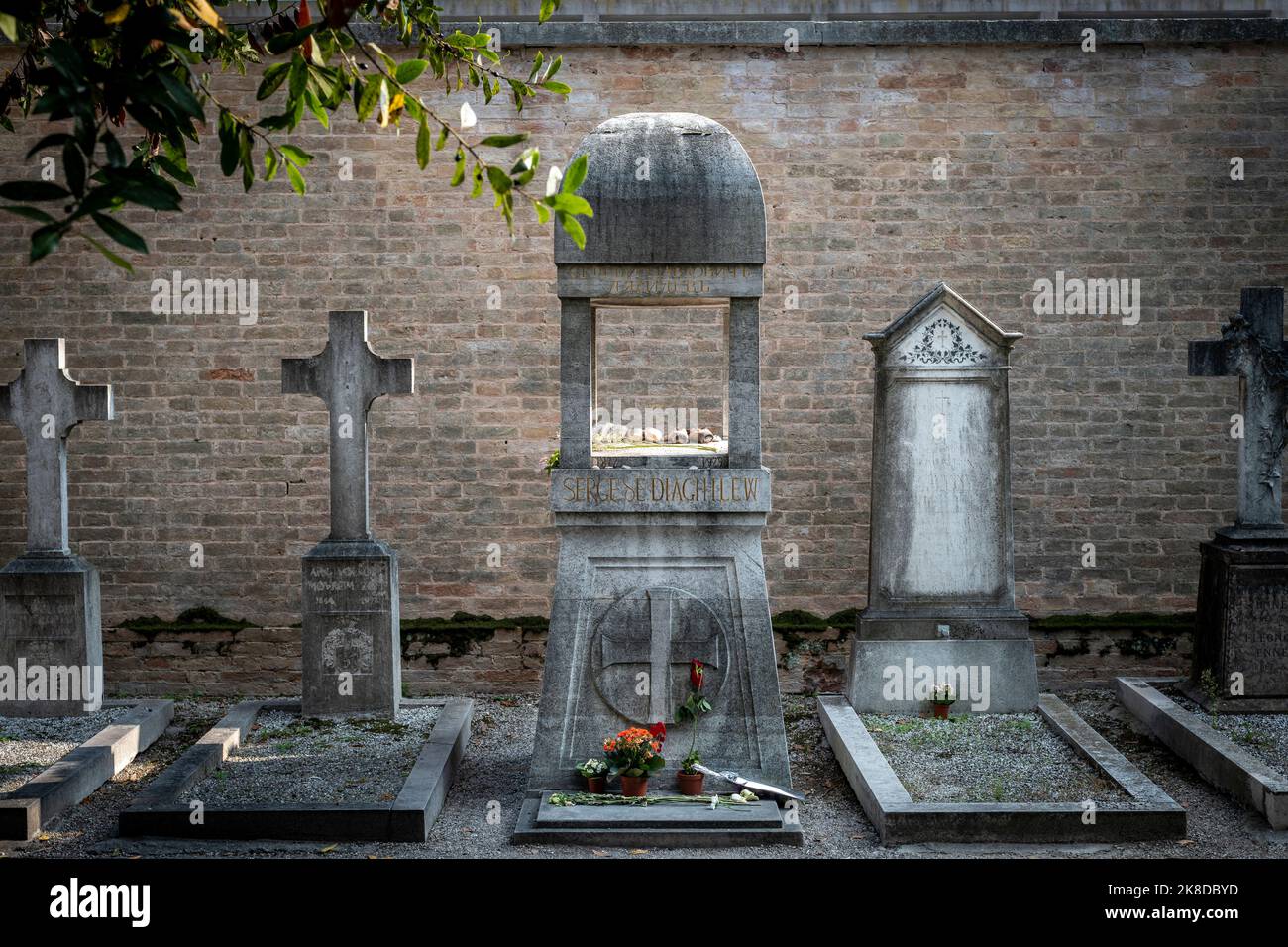 Pointe ballerines sur la tombe de Sergei Diaghilev, le ballet russe impresario, au cimetière de San Michele près de Venise Banque D'Images