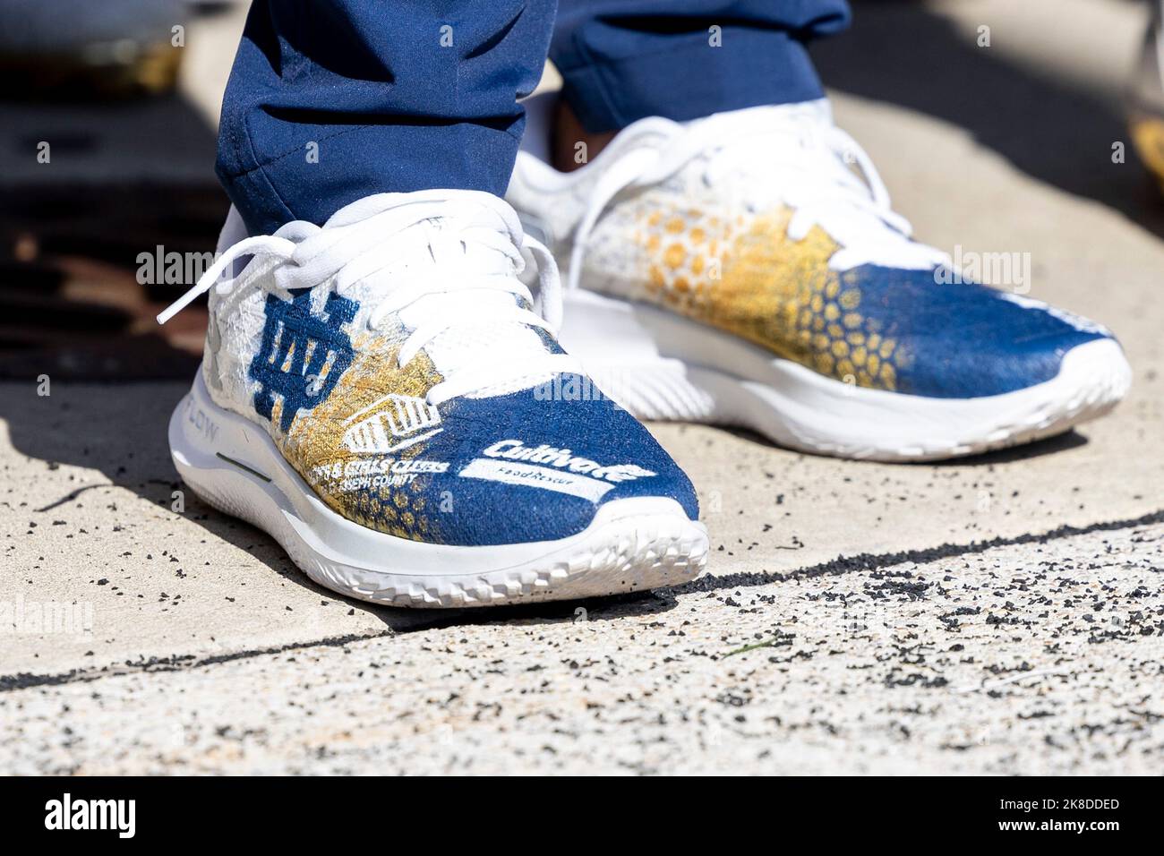 South Bend, Indiana, États-Unis. 22nd octobre 2022. Vue rapprochée de l'entraîneur-chef de notre Dame Marcus Freeman Ma cause, Mes crampons lors du match de football de la NCAA entre les rebelles de l'UNLV et les combattants irlandais de notre Dame au stade de notre Dame de South Bend, Indiana. Notre Dame défait l'UNLV 44-21. John Mersiits/CSM/Alamy Live News Banque D'Images