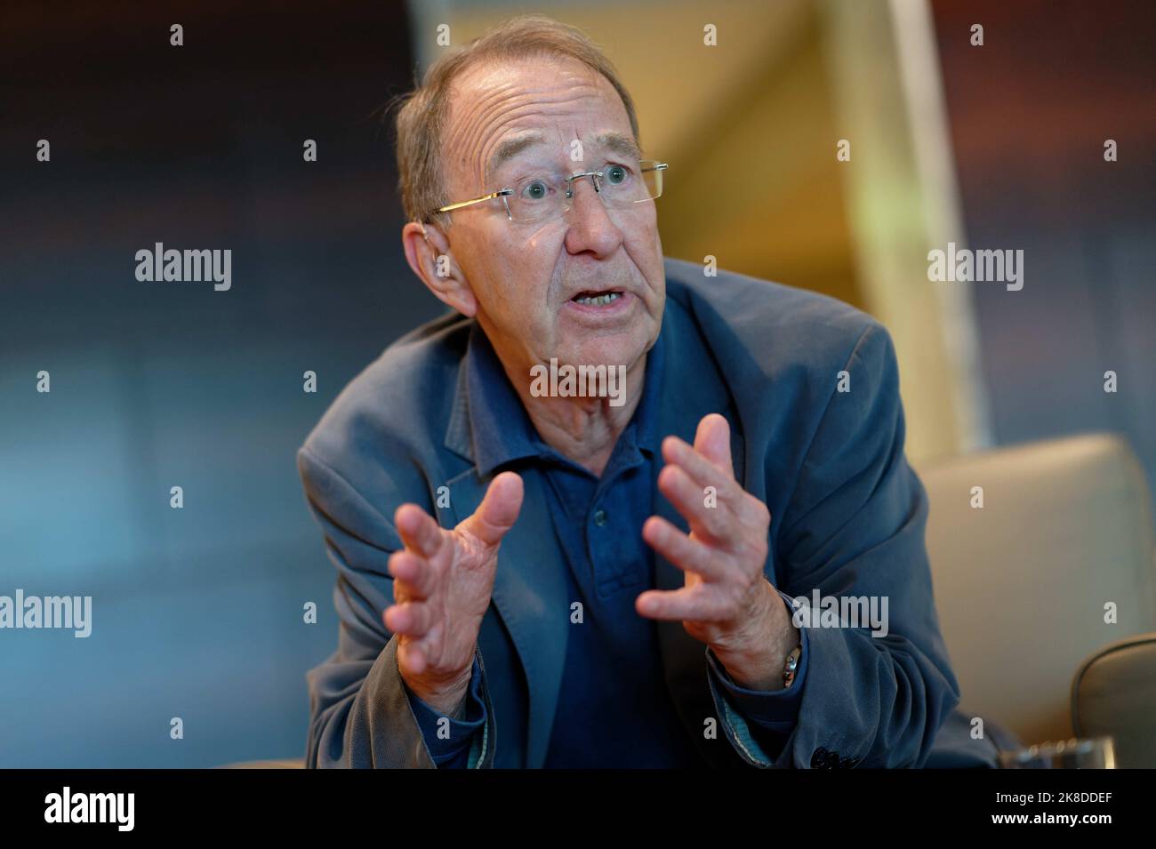 Cologne, Allemagne. 22nd octobre 2022. Ian Kershaw, historien anglais et biographe hitlérien, parle lors d'une interview. Selon l'historien, le retour de Boris Johnson au poste de Premier ministre britannique serait une grande erreur. (À dpa 'Historian Ian Kershaw: Johnson comeback serait 'grande erreur') Credit: Henning Kaiser/dpa/Alay Live News Banque D'Images