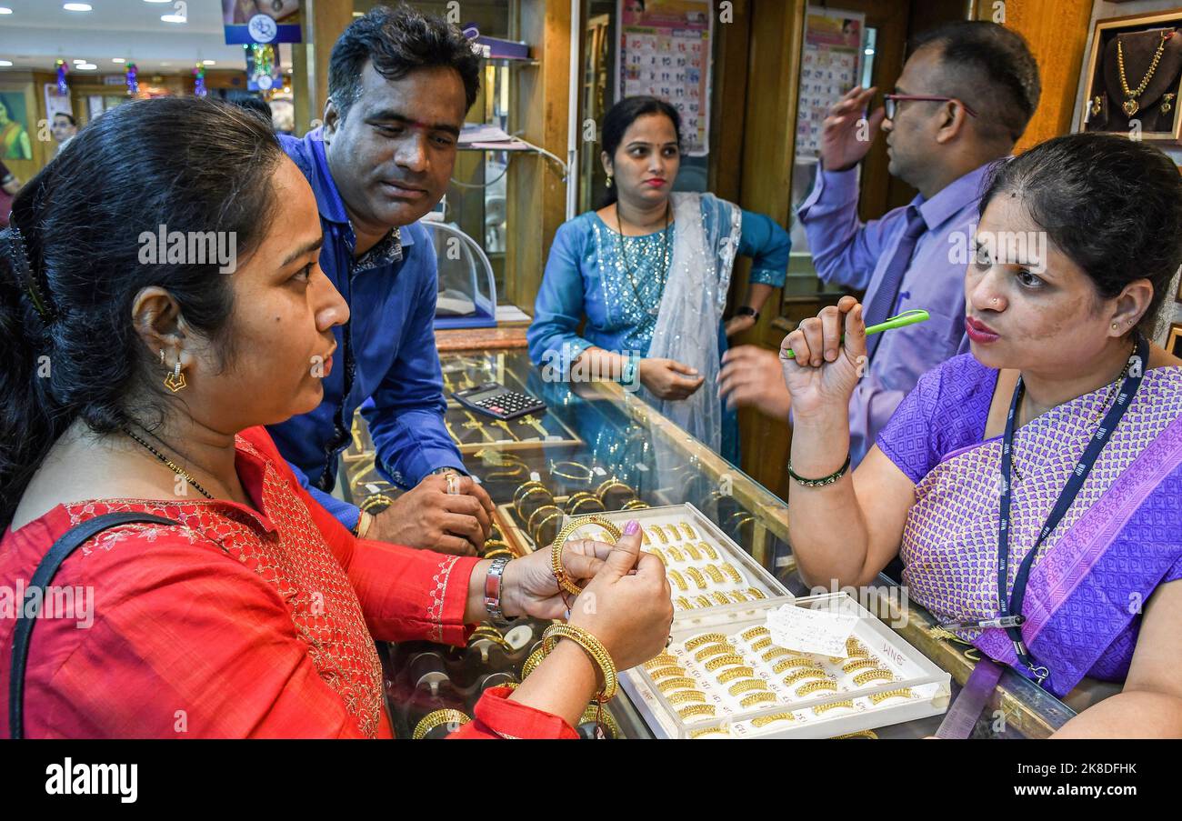 Mumbai, Inde. 22nd octobre 2022. Une femme fait des boutiques pour des  bracelets en or dans une bijouterie. Dhanteras marque le premier jour de la  fête de Diwali. Dhanteras marque le premier