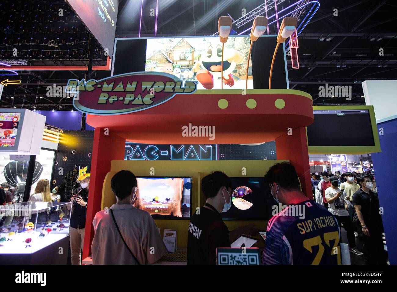Bangkok, Thaïlande. 22nd octobre 2022. Les visiteurs jouent à 'Pak-Man World Re-PAC'. Thailand Game Show 2022 est la plus grande exposition de jeu en Thaïlande avec les derniers jeux sur le marché, les géants de jeux vidéo comme Nintendo, Sega, Sony PlayStation, et Microsoft étaient là pour présenter leurs jeux vidéo actuels et à venir. Crédit : SOPA Images Limited/Alamy Live News Banque D'Images