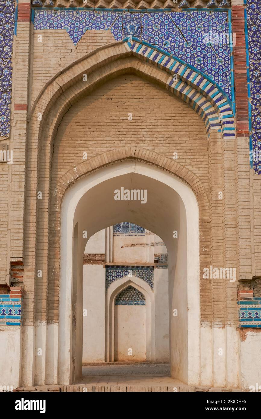 Vue sur les arches en perpective à l'ancienne tombe médiévale de Bibi Jawindi avec décoration de carreaux de céramique bleue, UCH Sharif, Bahawalpur, Punjab, Pakistan Banque D'Images